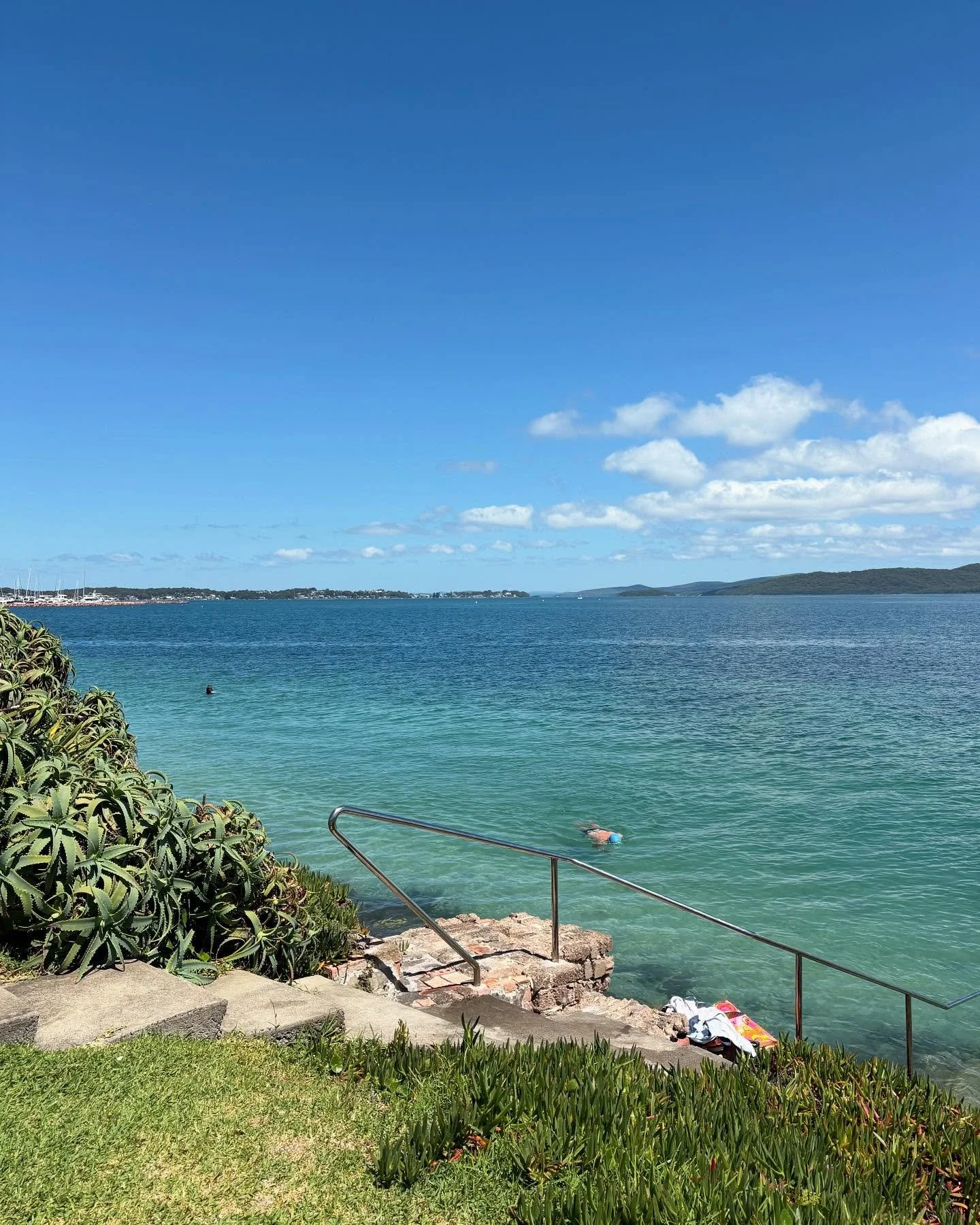 When the ocean looks like a pool 🏊&zwj;♂️ 🥰☀️ #psiloveyou #portstephens #accommodation #petfriendly #nswmidnorthcoast #beachhouse #sanddunes #sunsets #birubibeach #familyholiday #annabay #beachdays #airbnb #airbnbpetfriendly #traveloz #dogfriendly 