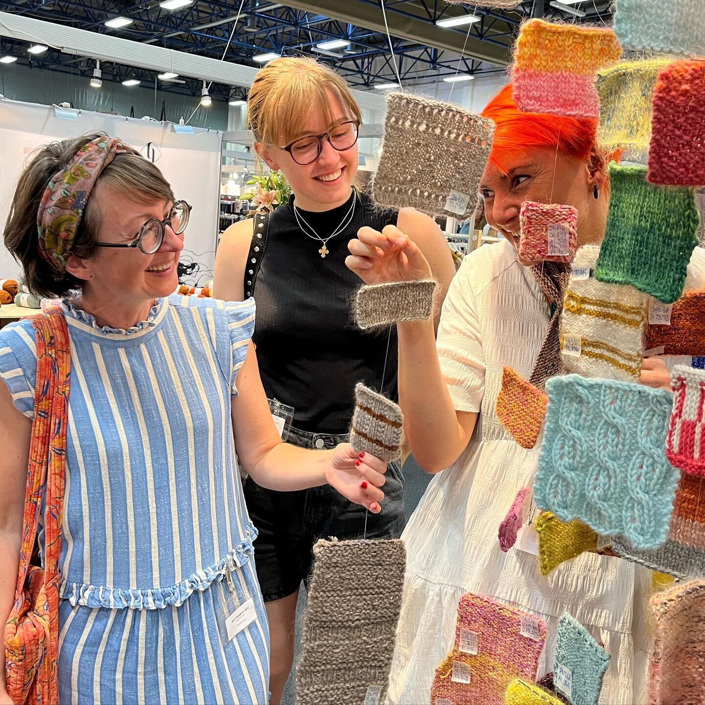 I weekenden var &lsquo;hele&rsquo; personalet p&aring; garnmesse. Hvis du har din gang i Knit Happens ved du, at det er en meget lille flok 😁 &hellip;Men det er en go&rsquo; flok! 

Det er Anja, verdens sejeste praktikant, lynstrikker og barista. Vo