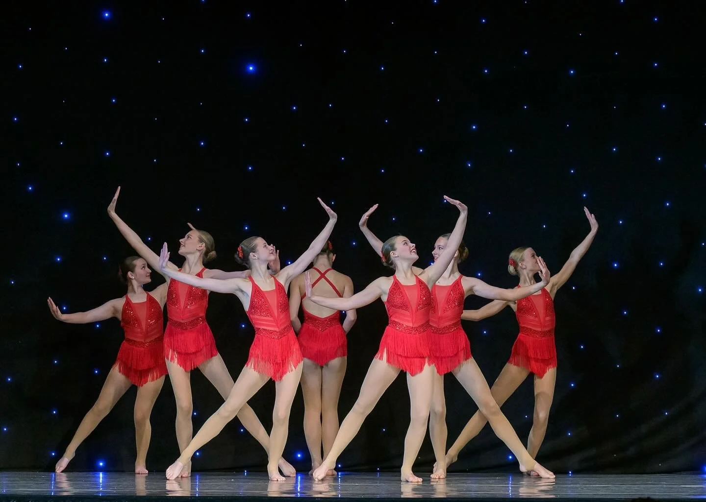 (Q) Senior Jazz Small Group 

Well done girls 👏🏻 a brilliant first performance and qualified! 

Thank you @drewtphotographer for our brilliant photos! 

#dancefirst #dancefestivals #dance #dancecompetition #jazzdance #seniors #smallgroup #leatherhe