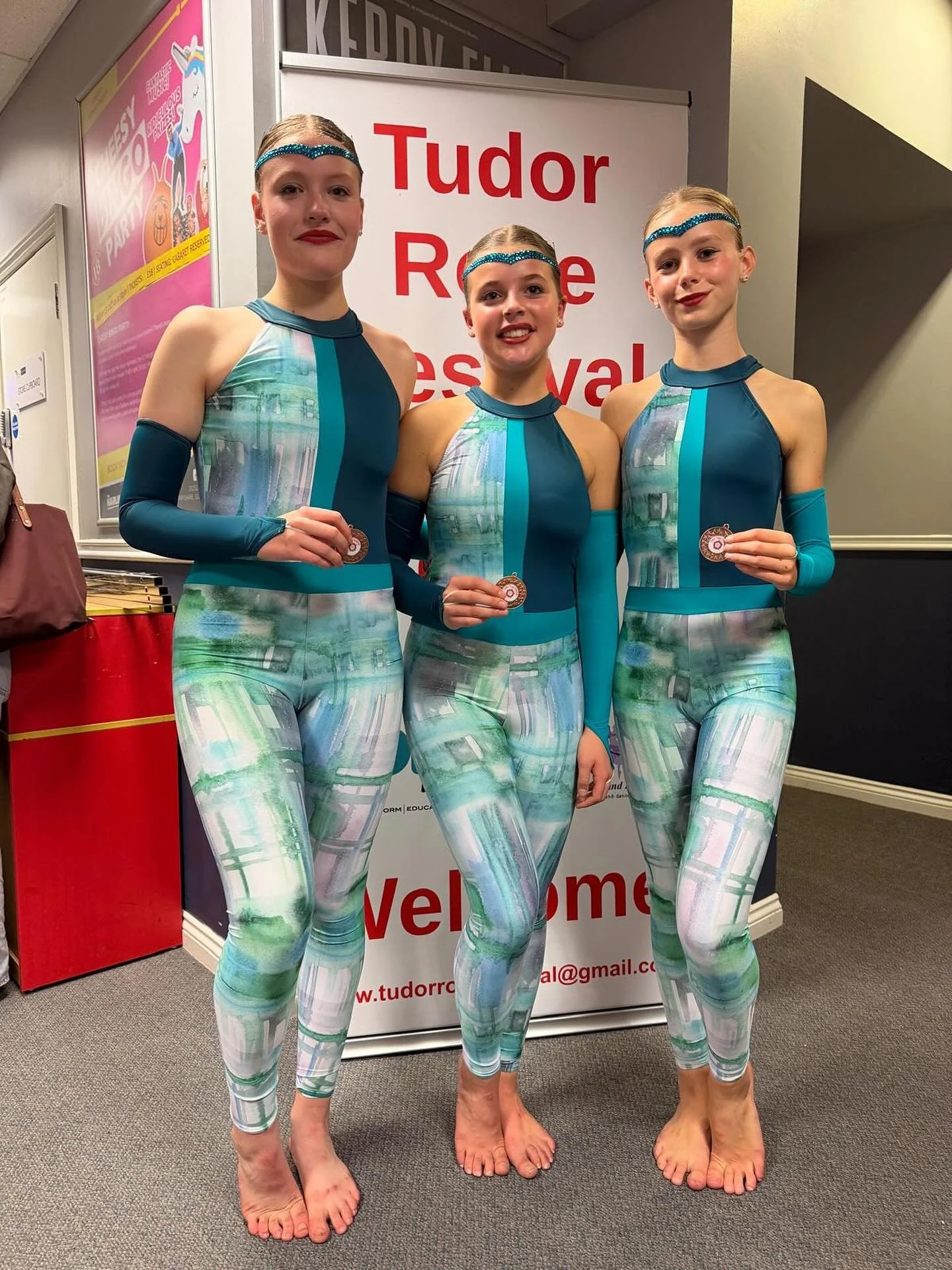 🥉Inter Jazz Trio at Tudor Rose Festival

AMAZING girls 👏🏻 we love how this dance just gets stronger and stronger! #commitment WELL DONE 💪🏻🙌🏻🤗

#dancefirst #dance #dancefestivals #leatherheaddancers #teamDF #jazztrio #inters #jazzdance #strong