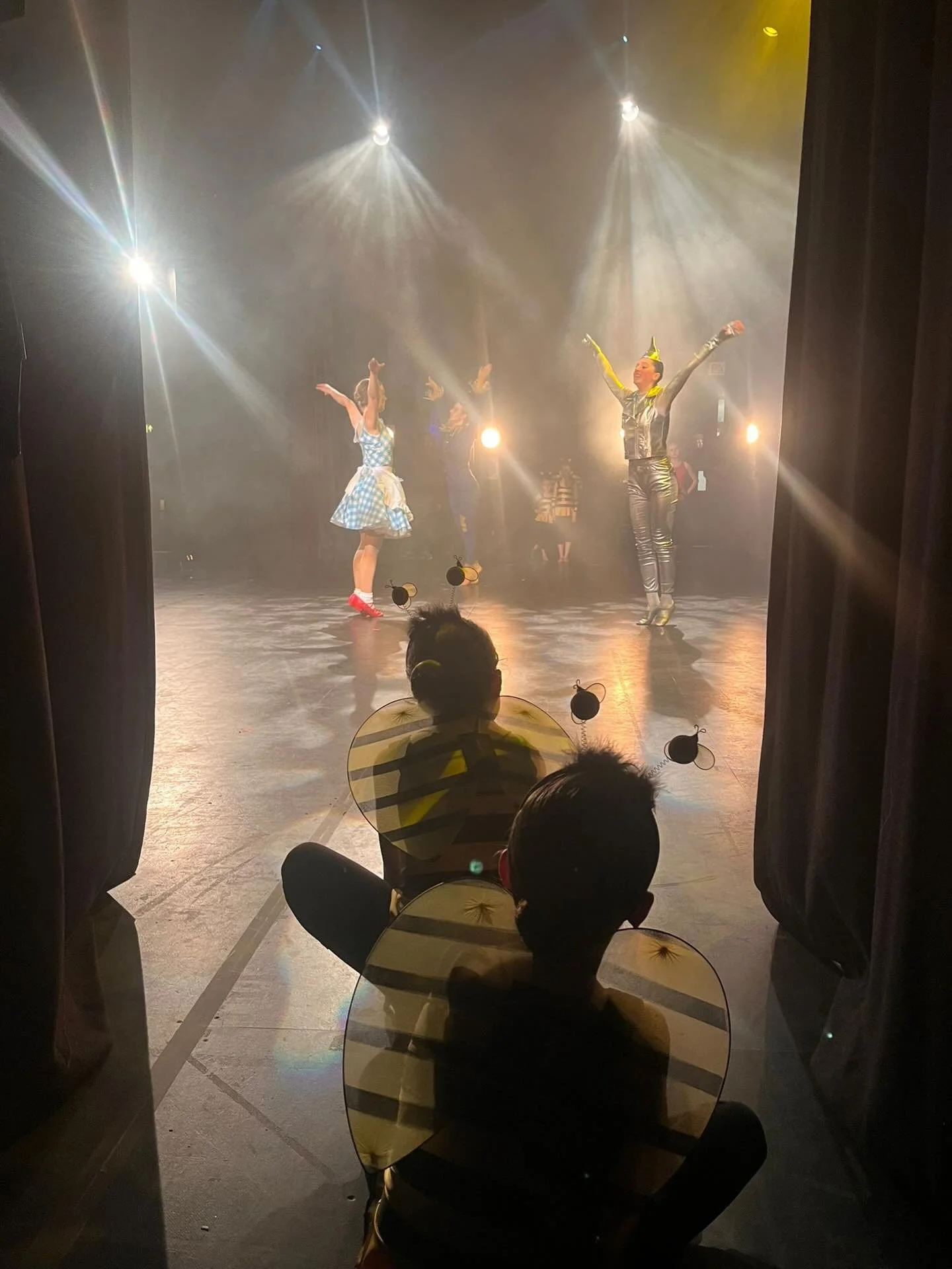 💫 IT&rsquo;S SHOW DAY 💫

First on stage today is our minis&rsquo; 🌈 #somewhereovertherainbow 

#dancefirst #leatherheaddancers #minis #showday