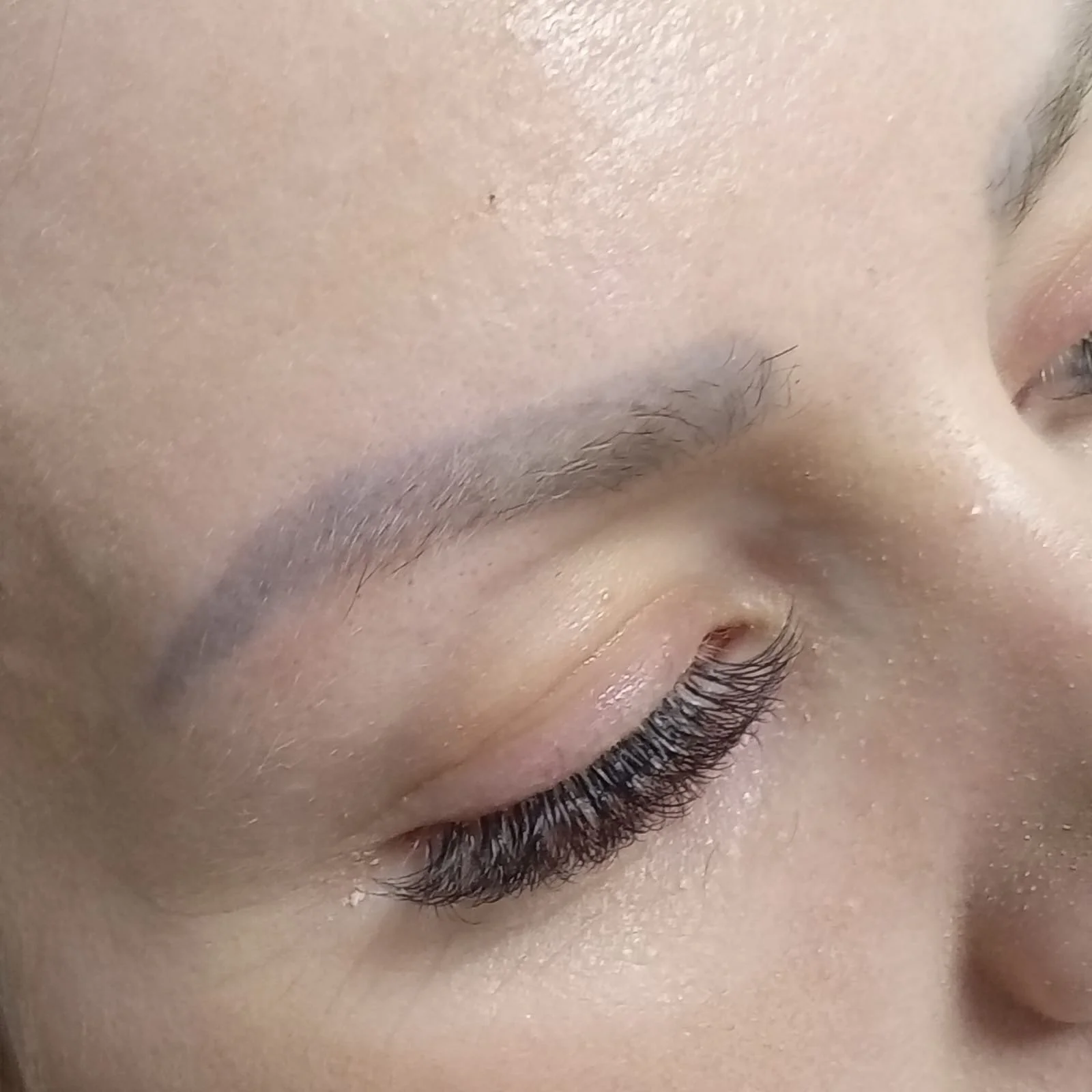 Kosmeettinen tatuointi kulmissa ennen tatuoinnin poistoa.