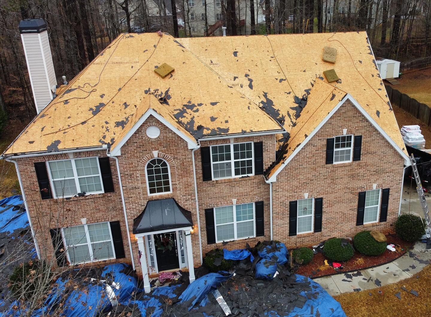 Happy Monday from Clear Skies!!

Our team is hustling this morning tearing off this aged 3-Tab shingle roof.  We were able to help this client navigate the claim process and get their wind damaged roof replaced by insurance. 

Do you have damage to y