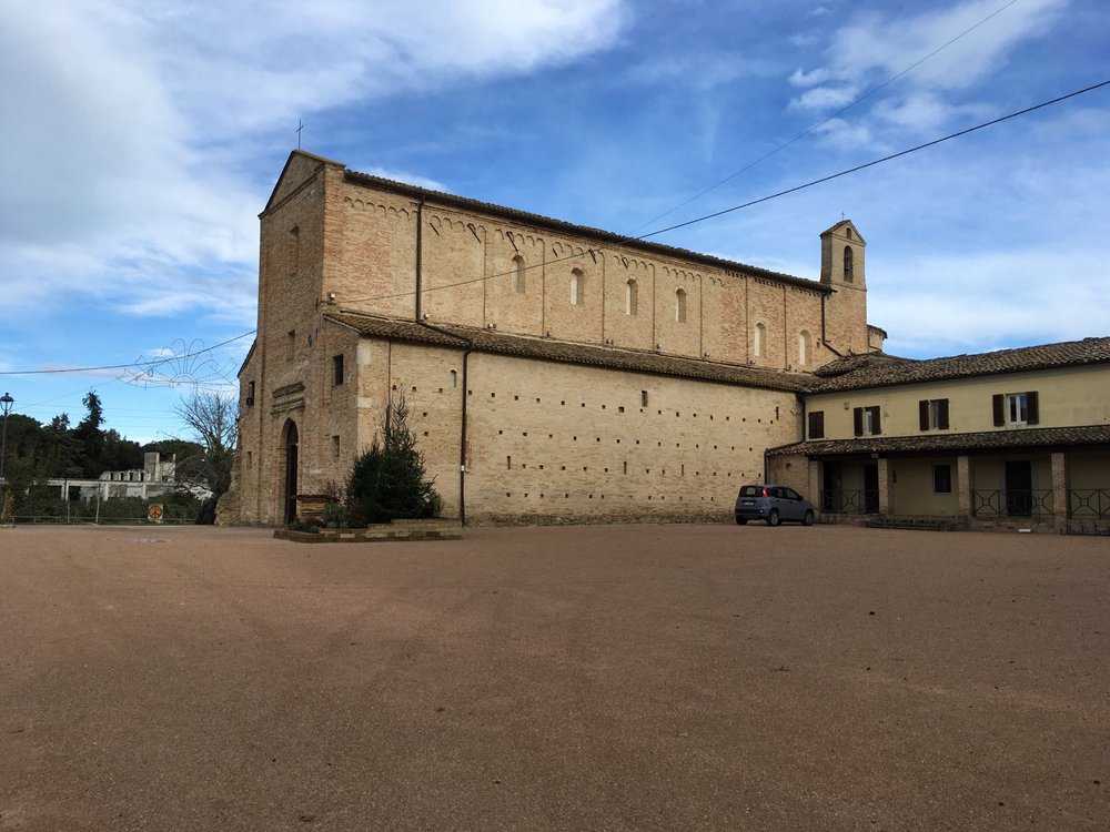 Basilica di Santa Maria a Pie' di Chienti, Montecosaro