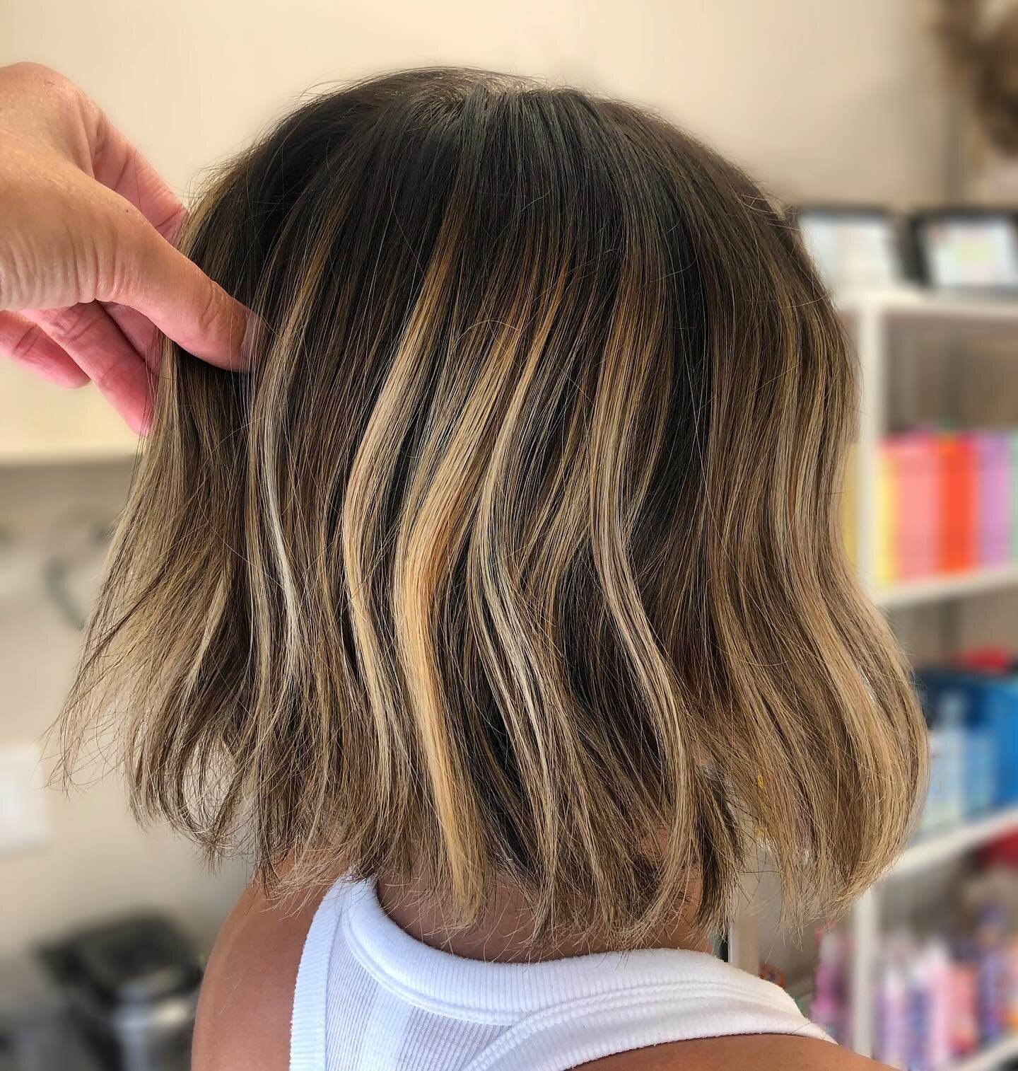 surfside babe
.
.
#manechick #maneonmain #manesalonnj #blondebalayage #brunettebalayage #blondebob #brondebalayage