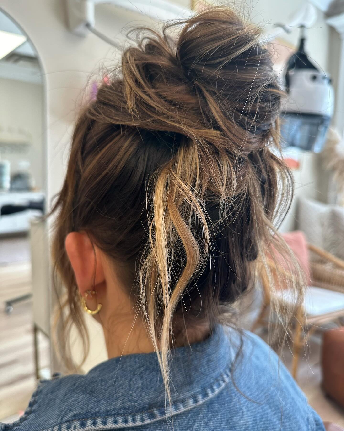 Effortlessssss 💁🏼&zwj;♀️
.
.
#manechick #manesalonnj #njhairstylist #njhairsalon #updohairstyles #messybun