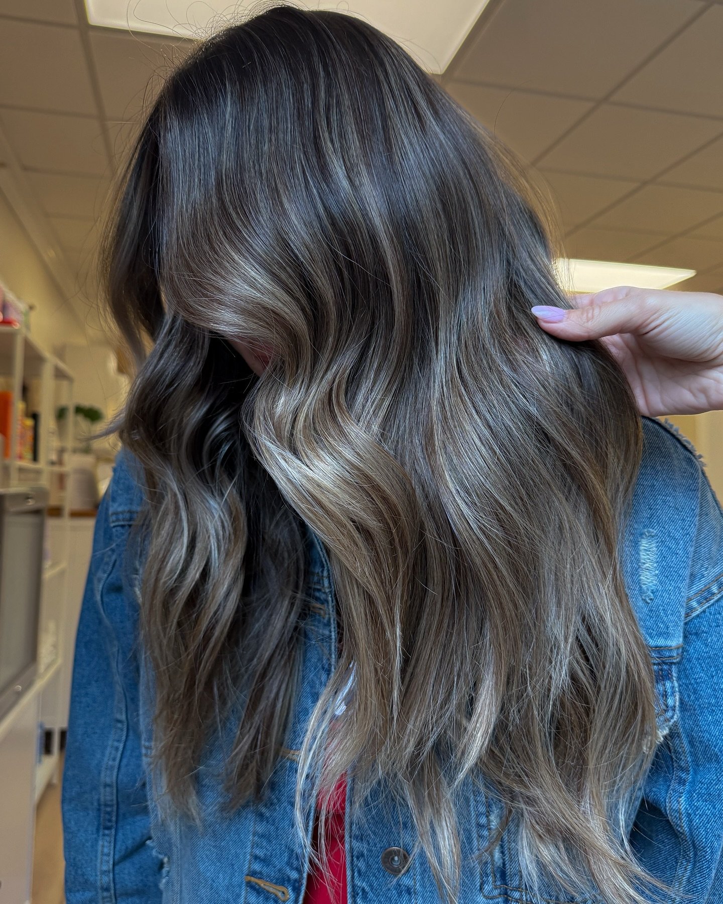 This brunette beauty deserves every angle 🤎

.

#brunettebalayage #balayage #brunetteinspo #foilayage #hairinspo #haircolorinspo #hairgoals #balayageinspo #behindthechair #salon #njhairsalon #maneonmain #manesalon #summerhair #dimensionalbrunette
