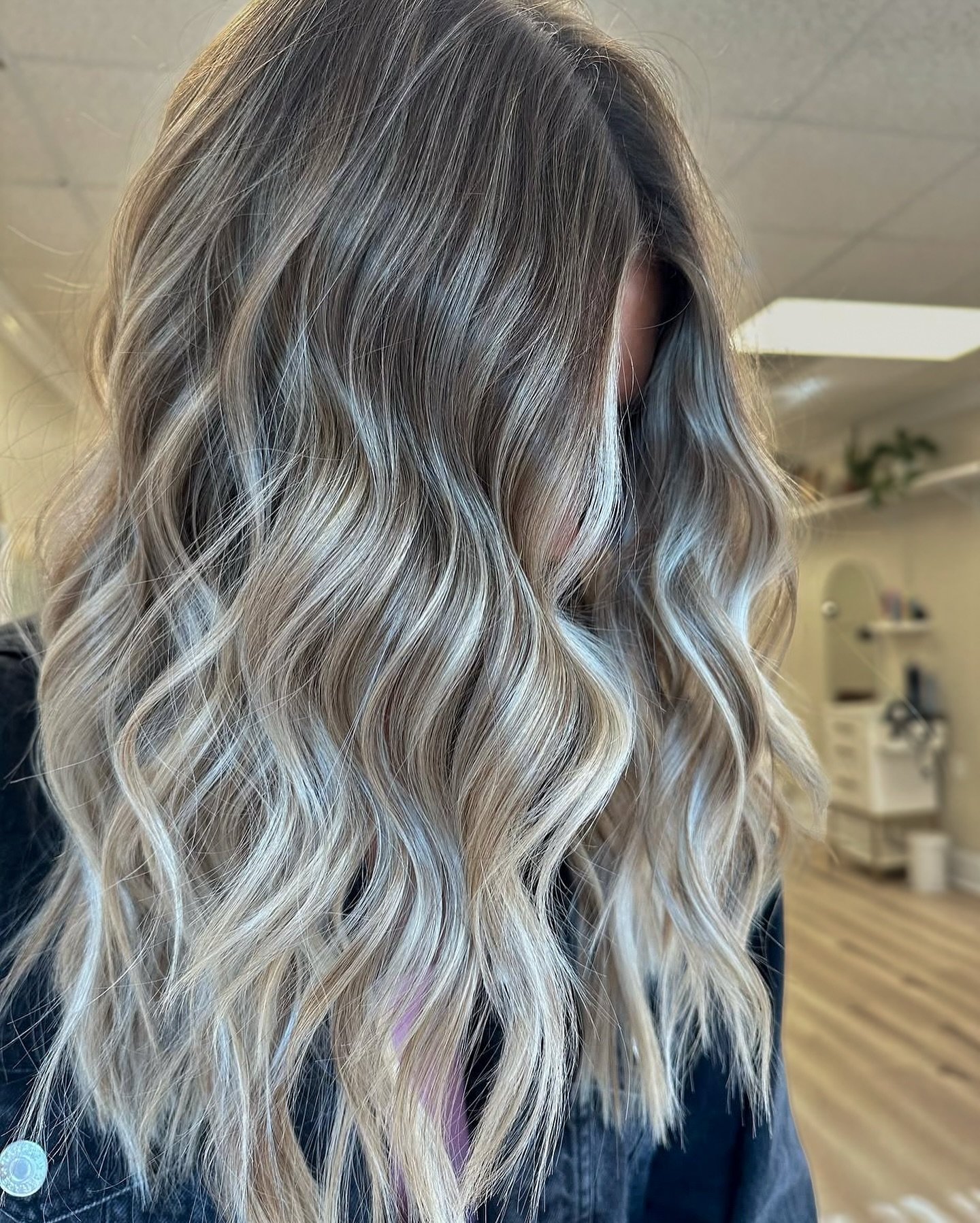 The perfect blend doesn&rsquo;t exi&mdash; oh wait 😍 

.

#dimensionalblonde #hairinspo #balayage #balayageinspo #foilayage #hairgoals #dimensionalhaircolor #livedincolor