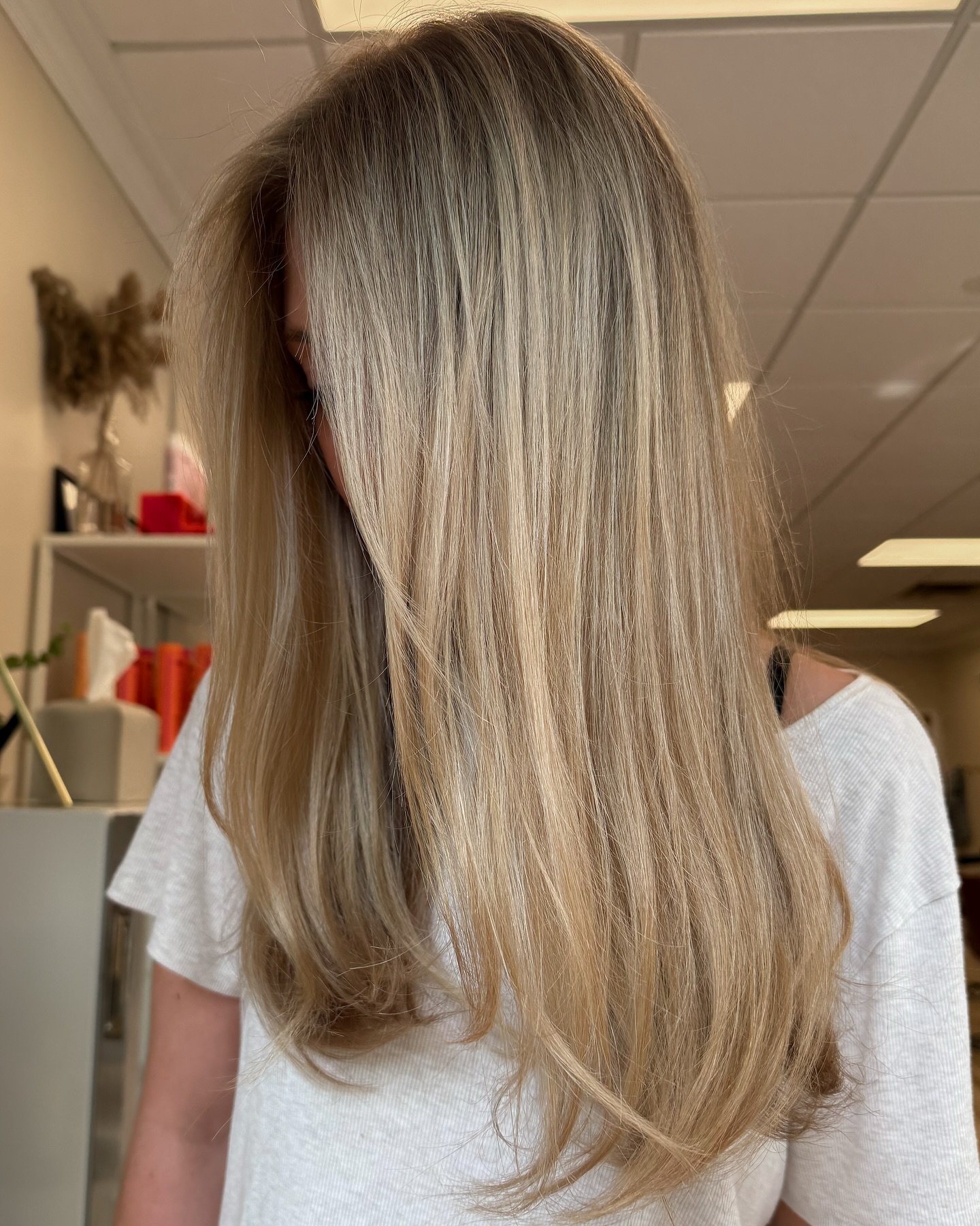 Blonde hair + summer time are a package deal 🤍

.

#summerhair #summerhairinspo #blondeinspo #blondegoals #hairinspo #hairgoals #behindthechair #redkenpro #fullhighlight #brightblonde #hairsalon #salonlife