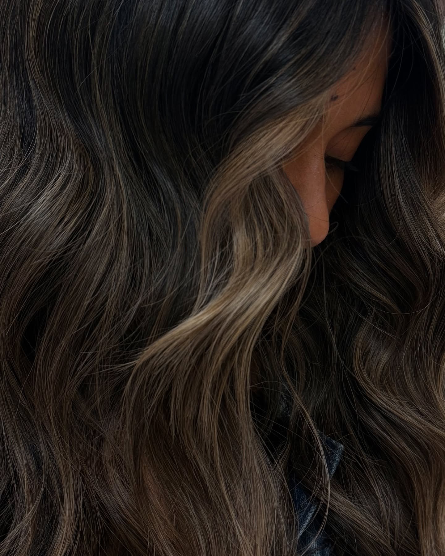 mane character.

.

#detailshot #faceframe #moneypiece #balayage #details #fullbalayage #hairinspo #hairgoals #brunette #dimensionalbrunette