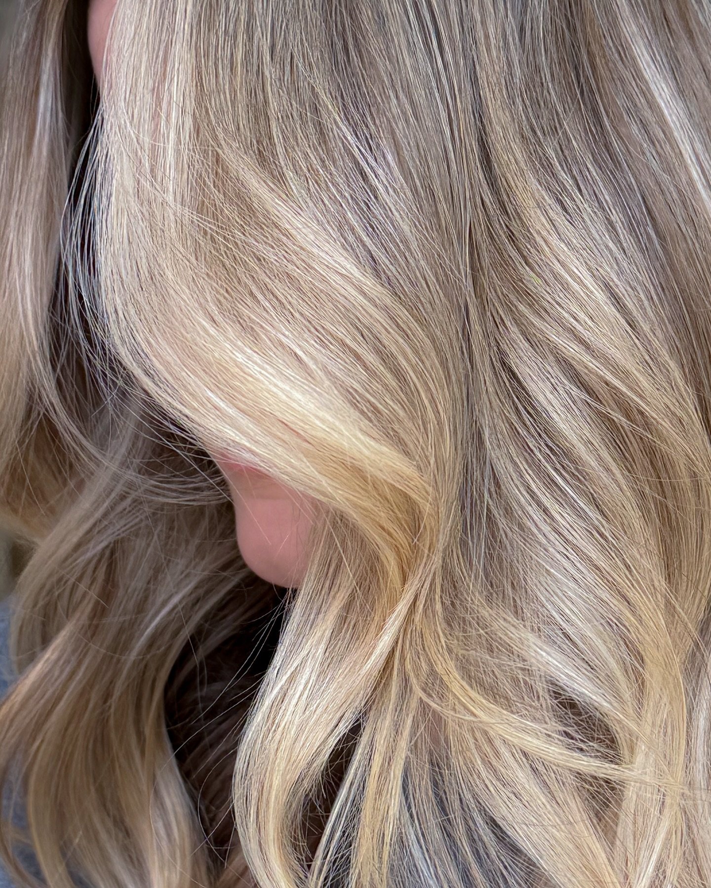 Luxury lives in the details. 

.

#closeup #detailshot #blondehair #blondegoals #hairgoals #hairsalon #hairinspo #hairstylist