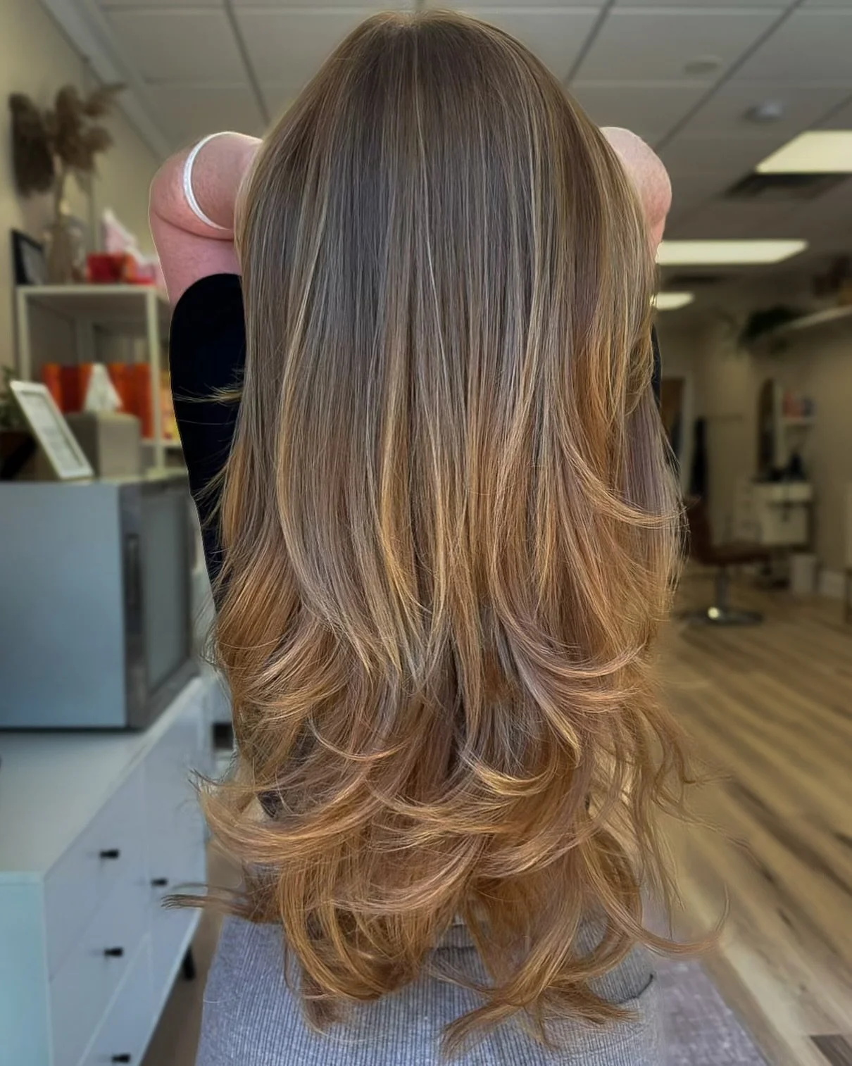 Dream length brought to you by hand-tied extensions 😍 

color: @_hairbycara_ 
extension install: @shellydoesmyhairr 

.

#handtiedextensions #hairextensions #extensionspecialist #hairstylist #seamless #longhair #salon #hairstylist