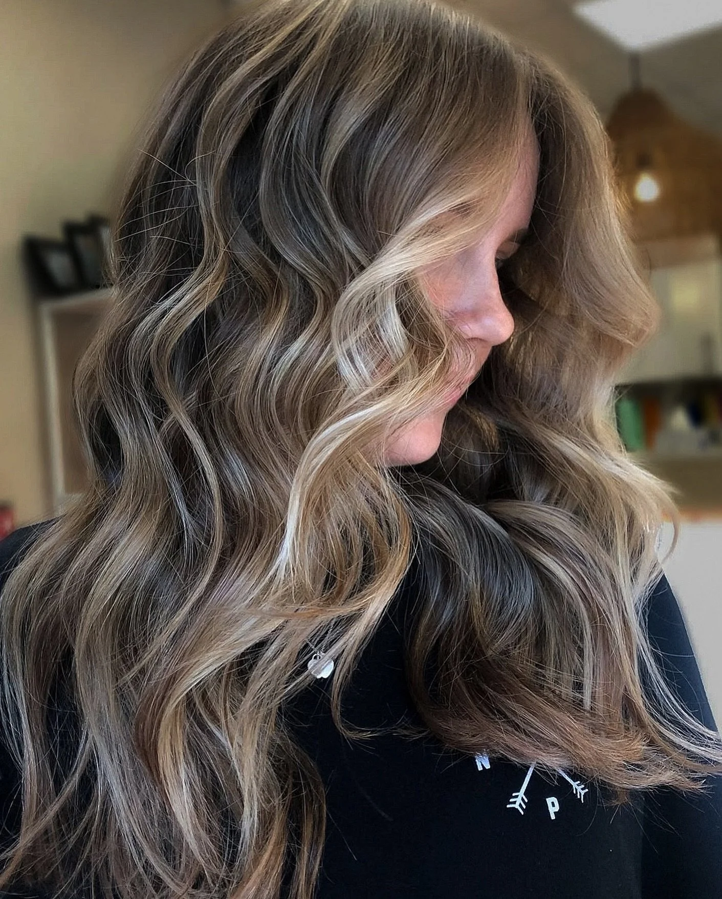 High contrast dimension but make it low maintenance 🍂

.

#Balayage #LivedInHair #DimensionalBrunette #BalayageBrunette #LivedInBalayage #LowMaintenanceColor #NaturalBalayage #HairSalon #HairColorist #BehindTheChair #HairGoals #BrunetteBalayage #Mod
