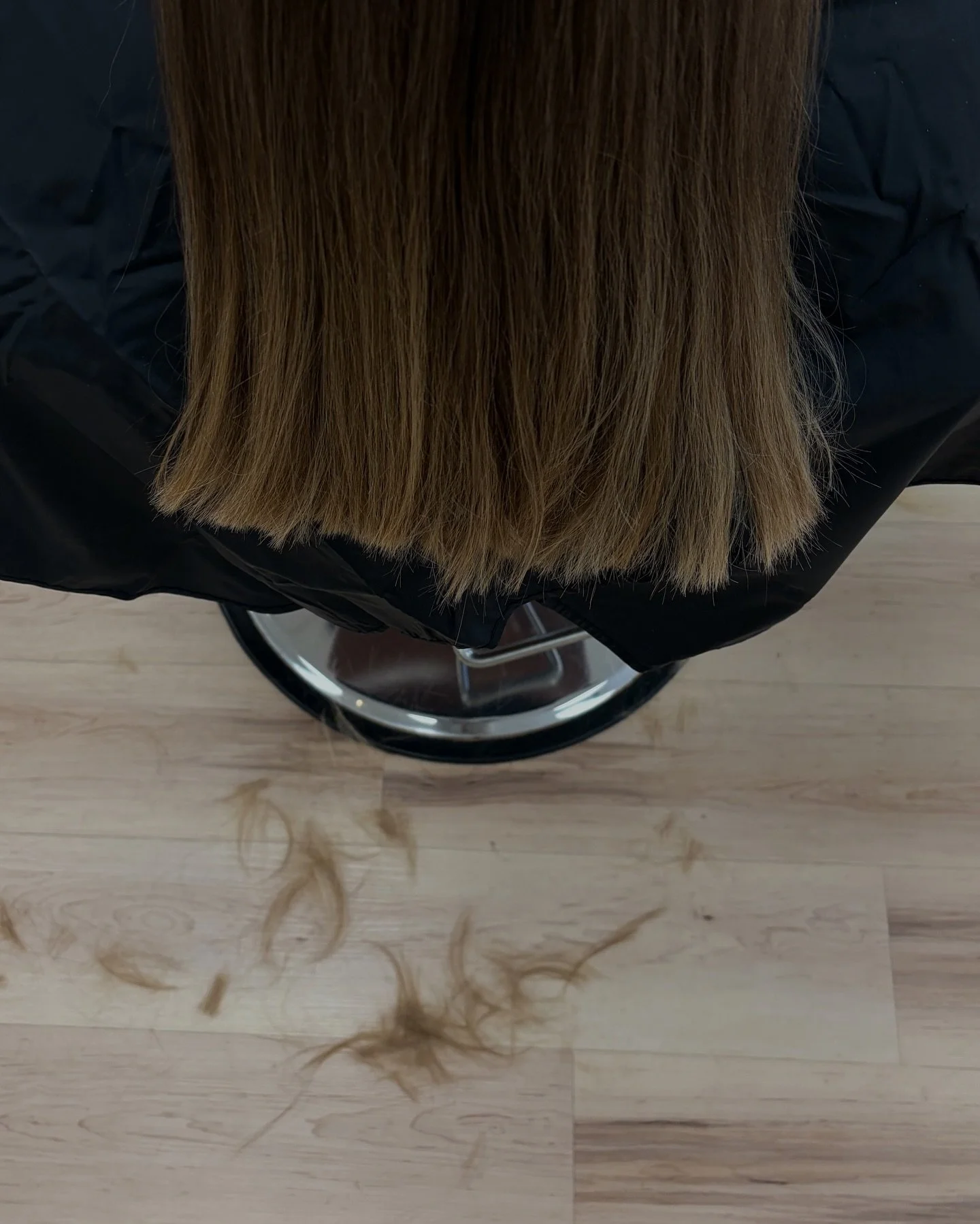 this is your sign to leave your dead ends behind 👋🏼 

.

#haircut #fallhaircut #freshhaircut #deadends #splitends #healthyhair #healthyhairtips #haircutting #longlayers #layeredhaircut #haircutinspo #salon #hairstylist