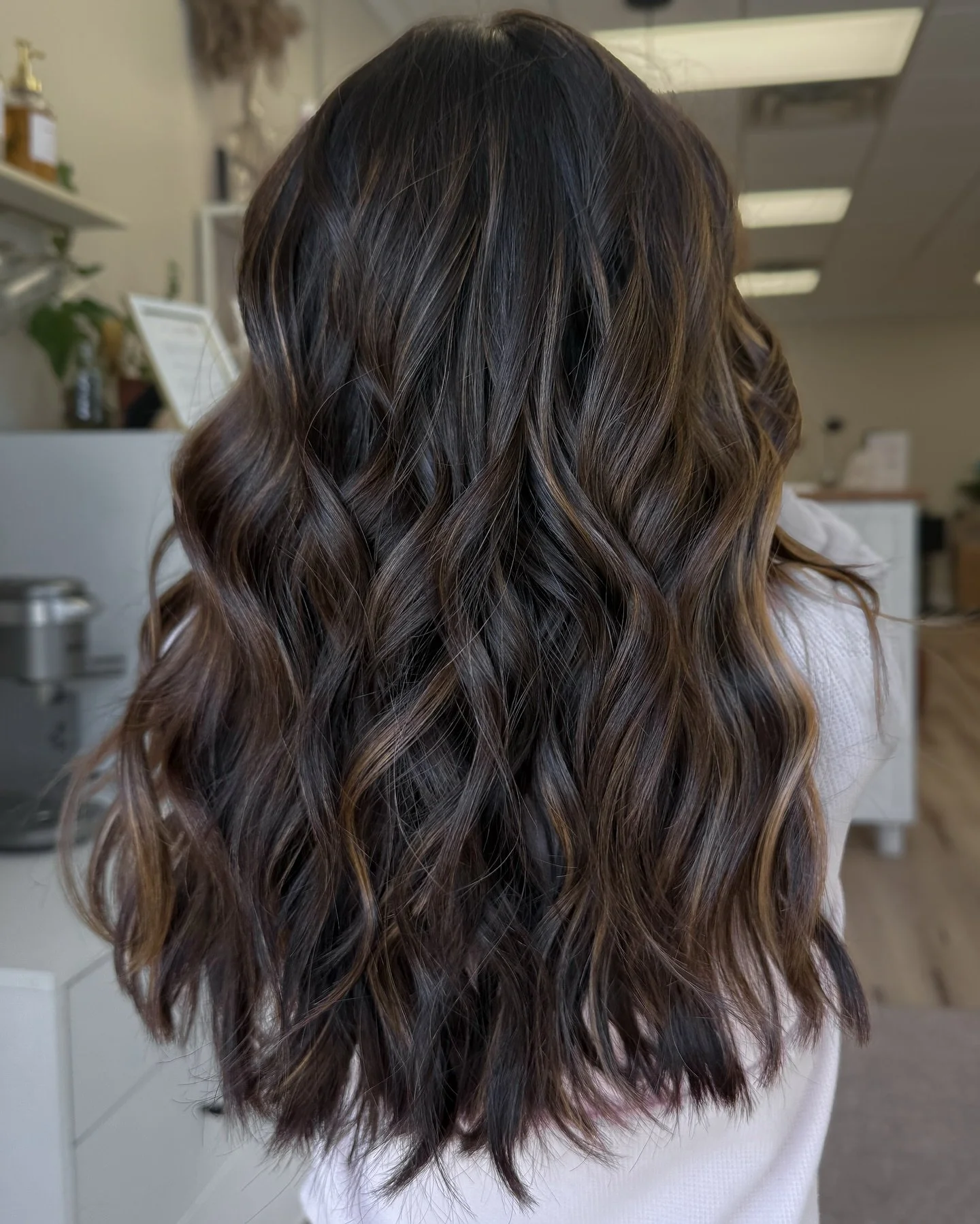 effortless warm dimension 🌙

.

#warmdimension #dimensionalbrunette #brunette #balayage #brunettebalayage #foilayage #fallhairinspo #fallhair #salon #behindthechair #redkenpro