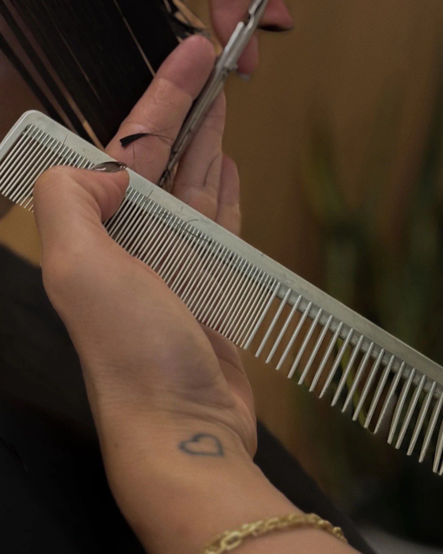 split ends? don&rsquo;t know her✌🏼

.

#haircut #splitends #hairhealth #haircutting #hairstylist #haircutinspo #shears #detailshot #behindthechair #salon