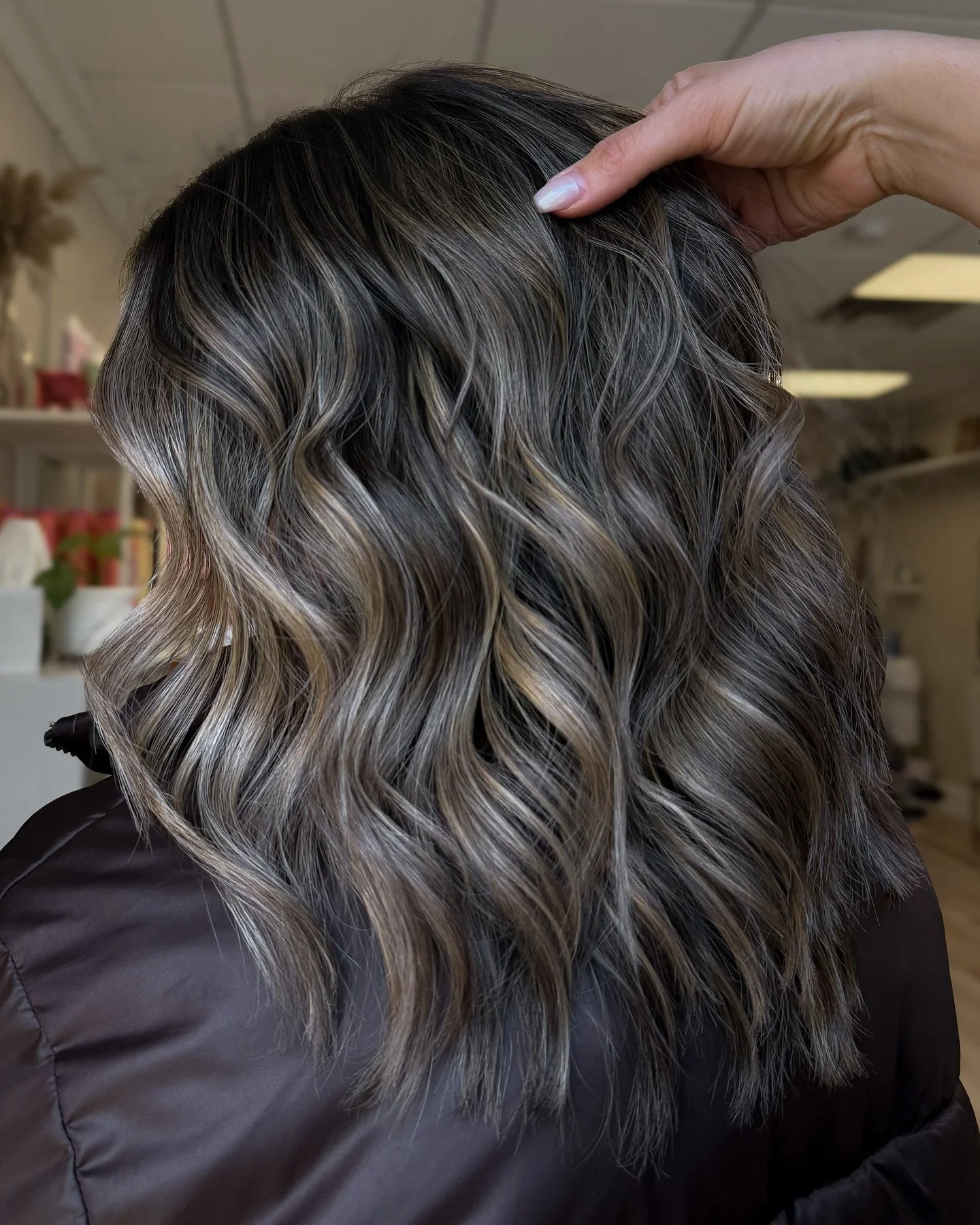 Sun-kissed brunette for the winter ❄️

.

#winterhair #brunette #brunettebalayage #dimensionalbrunette #dimensionalcolor #brunetteinspo #hairinspo #hairgoals #brunettegoals #winterhairinspo