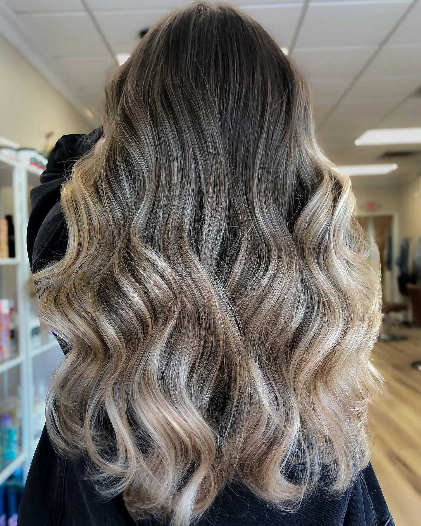 Seamless blend, big impact 

.

#hairinspo #hairgoals #balayage #dimensional #dimensionalhaircolor #dimensionalbrunette #healthyhair #salon #hairsalon