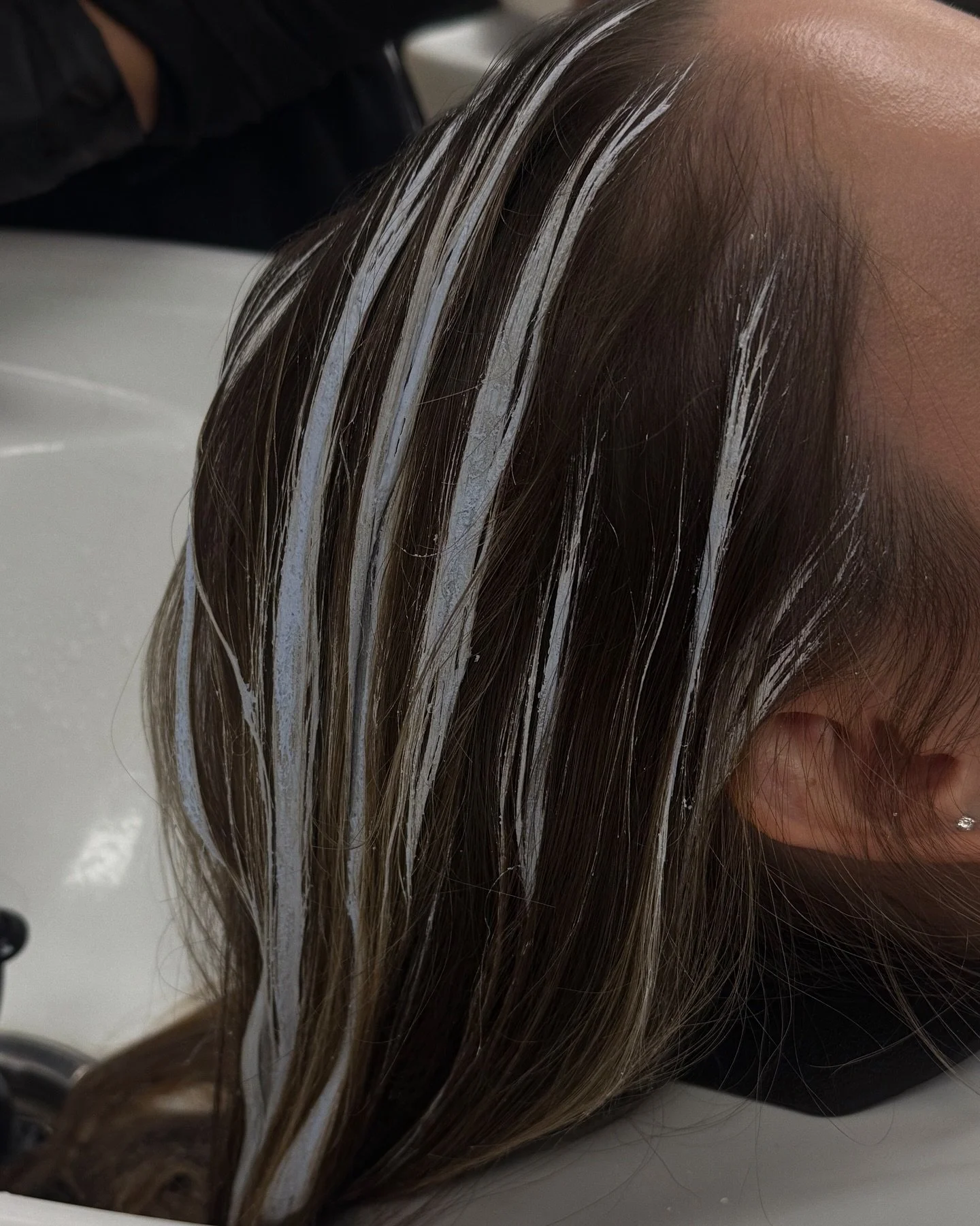 Hand paints by @colormemarissa 🎨 

.

#openairbalayage #handpainted #balayage #dimensionalhaircolor #livedincolor #softdimension #bronde #hairgoals #hairprocess #saloncontent #behindthechair #BTS