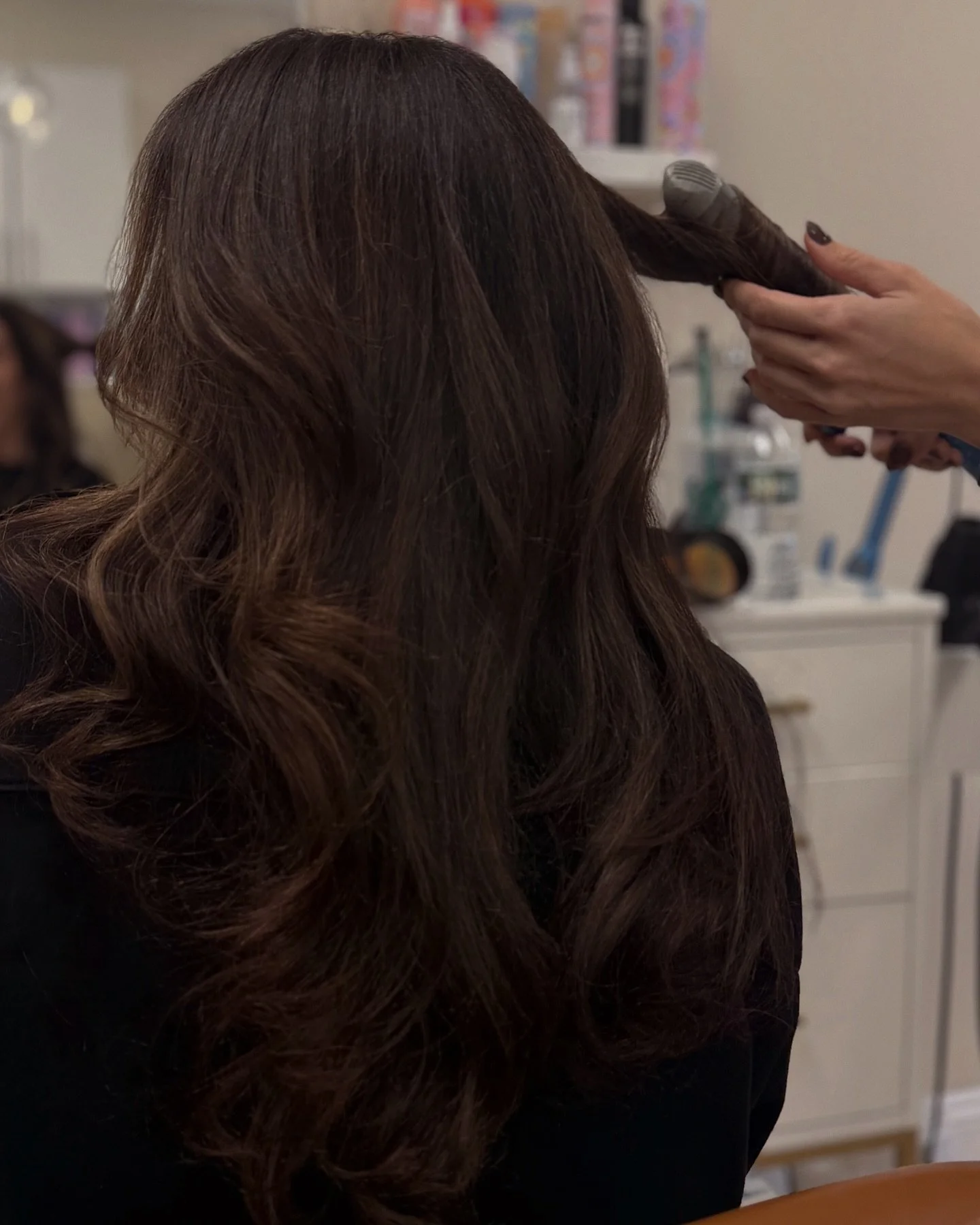 The cherry on top of your hair appointment 🍒

.

#curling #hairwaves #wavedhair #stylinghair #hairgoals #finishingtouches #blowout #hairappointment #holidayszn #hairinspiration #saloncontent