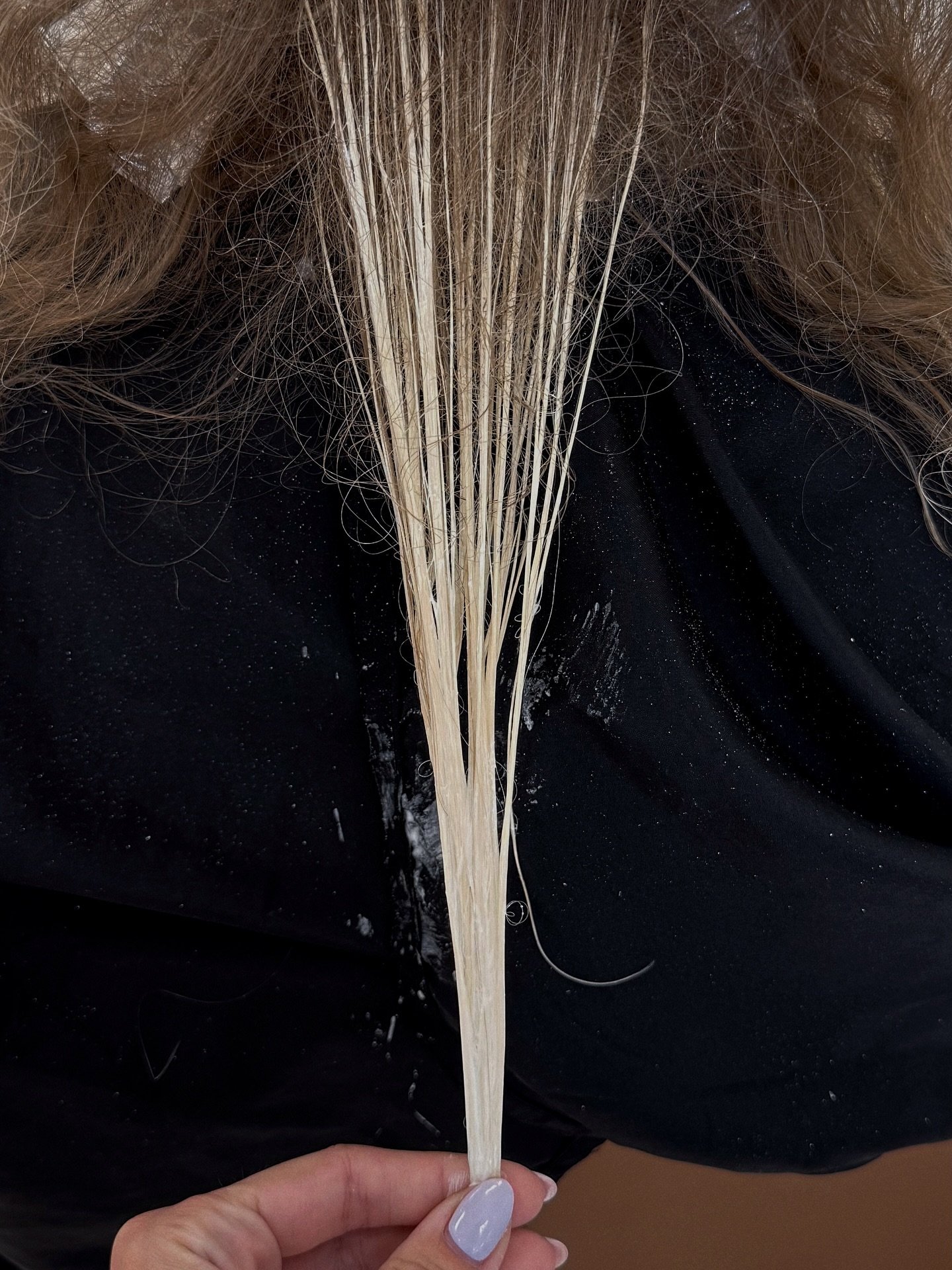 the moments leading to a beautiful result 😍

.

#foilpull #highlight #hairlift #foils #foilayage #colorspecialist #blonding #blondingspecialist