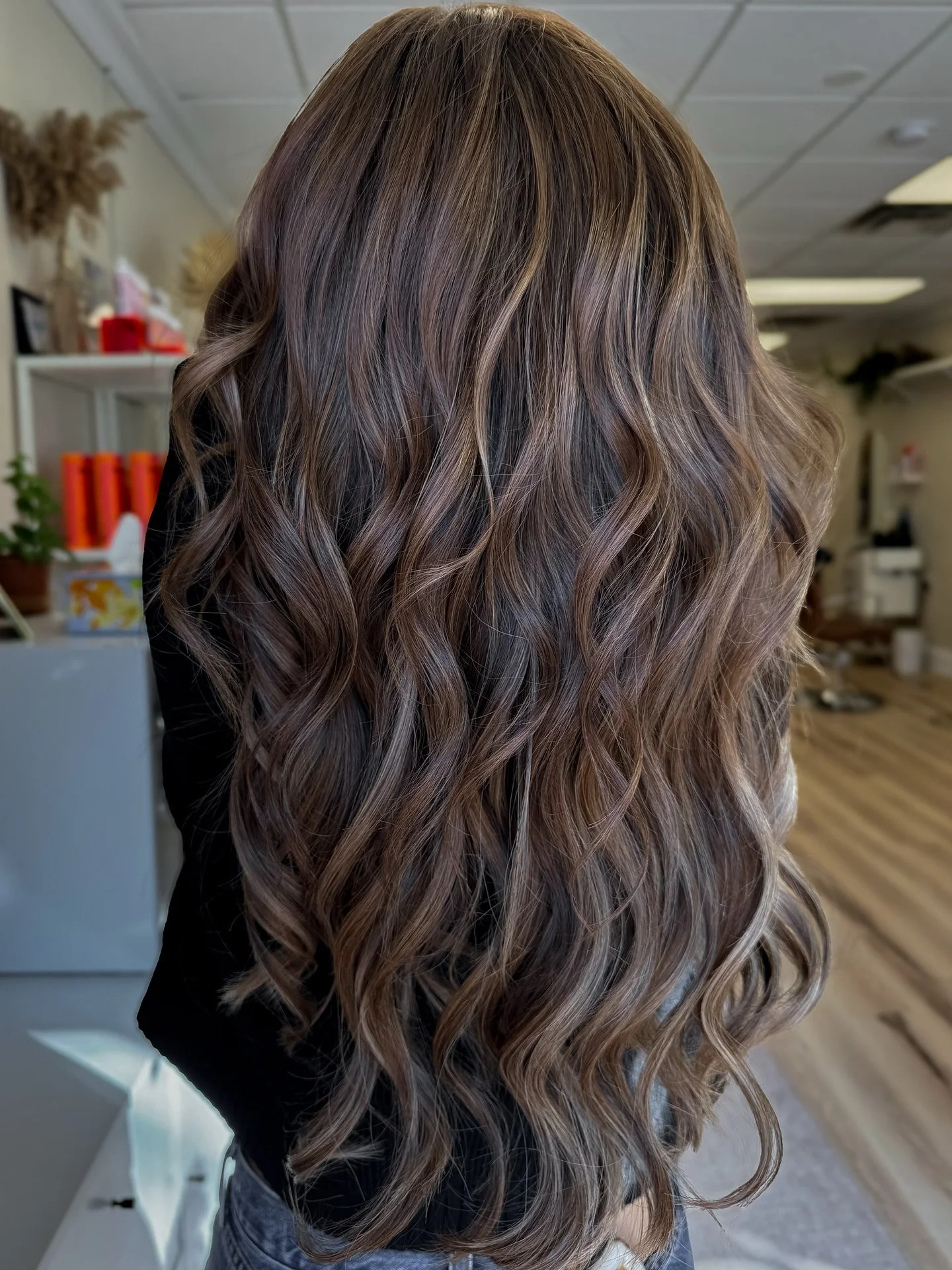 Rich swirls of brunette 🤎

.

#brunette #brunettebalayage #dimensionalbrunette #brunetteinspo #dimensionalcolor #livedincolor #balayage #haircolorinspo #hairgoals #salon