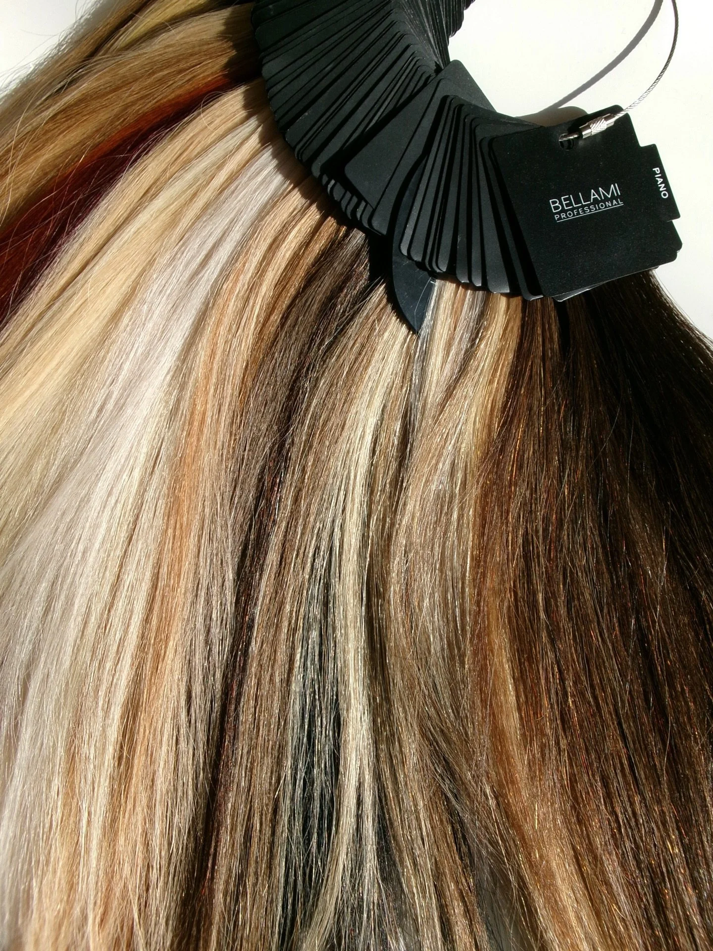 🖤 @bellamihair 

.

@bellamihairpro #hairextensions #bellamihair #bellamiextensions #colorswatch #extensions