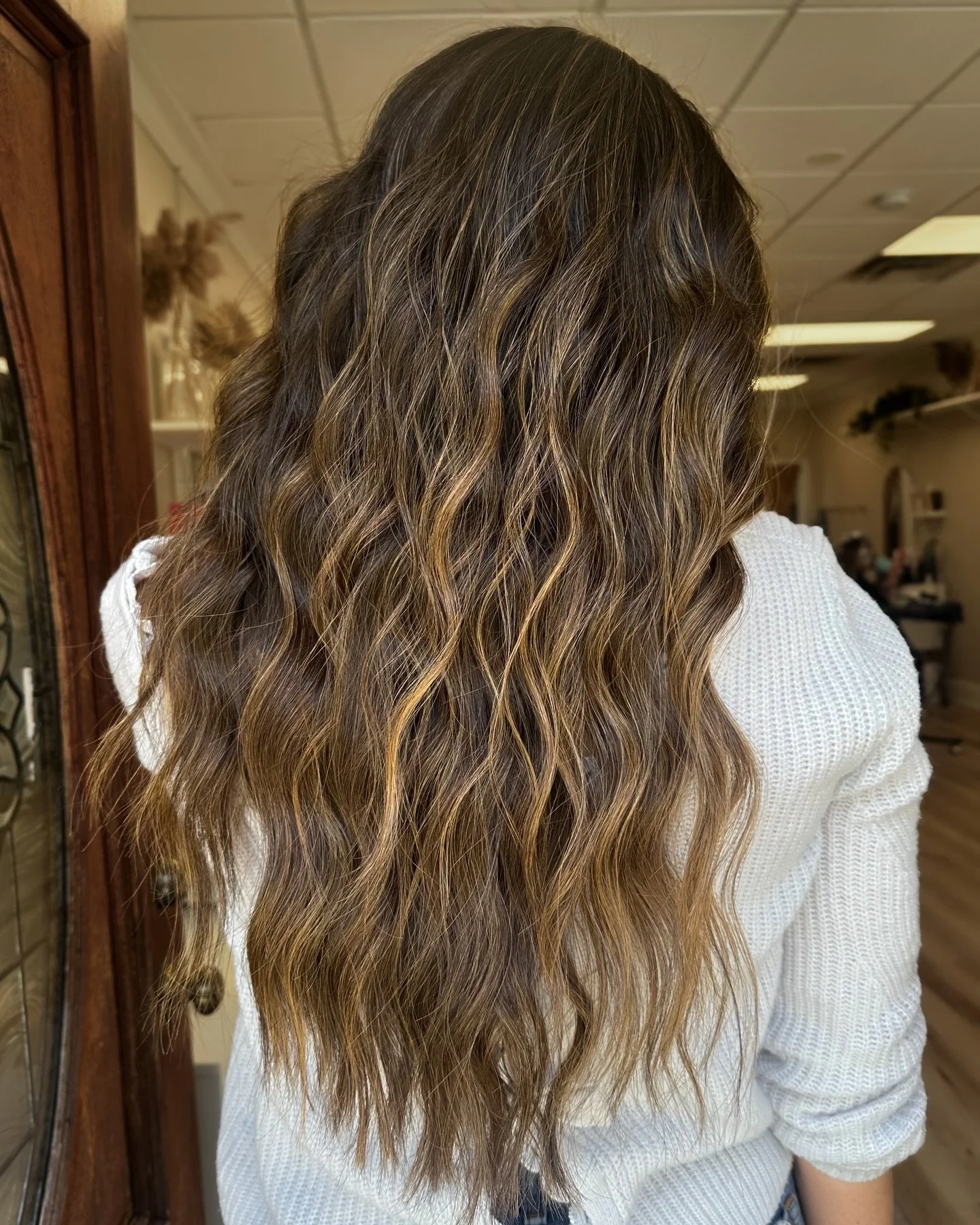 effortless + sun-kissed dimension 🌞

.

#dimensionalbrunette #balayage #brunettebalayage #livedincolor #hairstylist