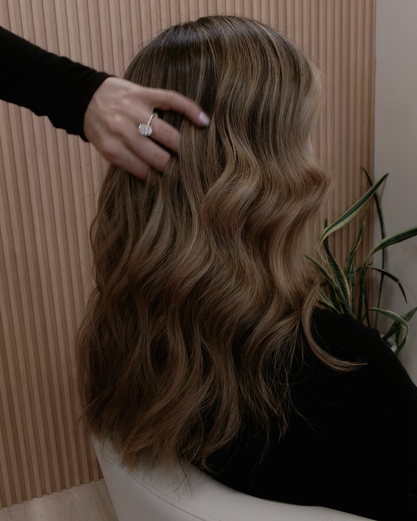 new hair + diamonds = girl&rsquo;s best friends 💍
@manes_by_christy 

.

#waves #hairstylist #behindthechair #diamondring