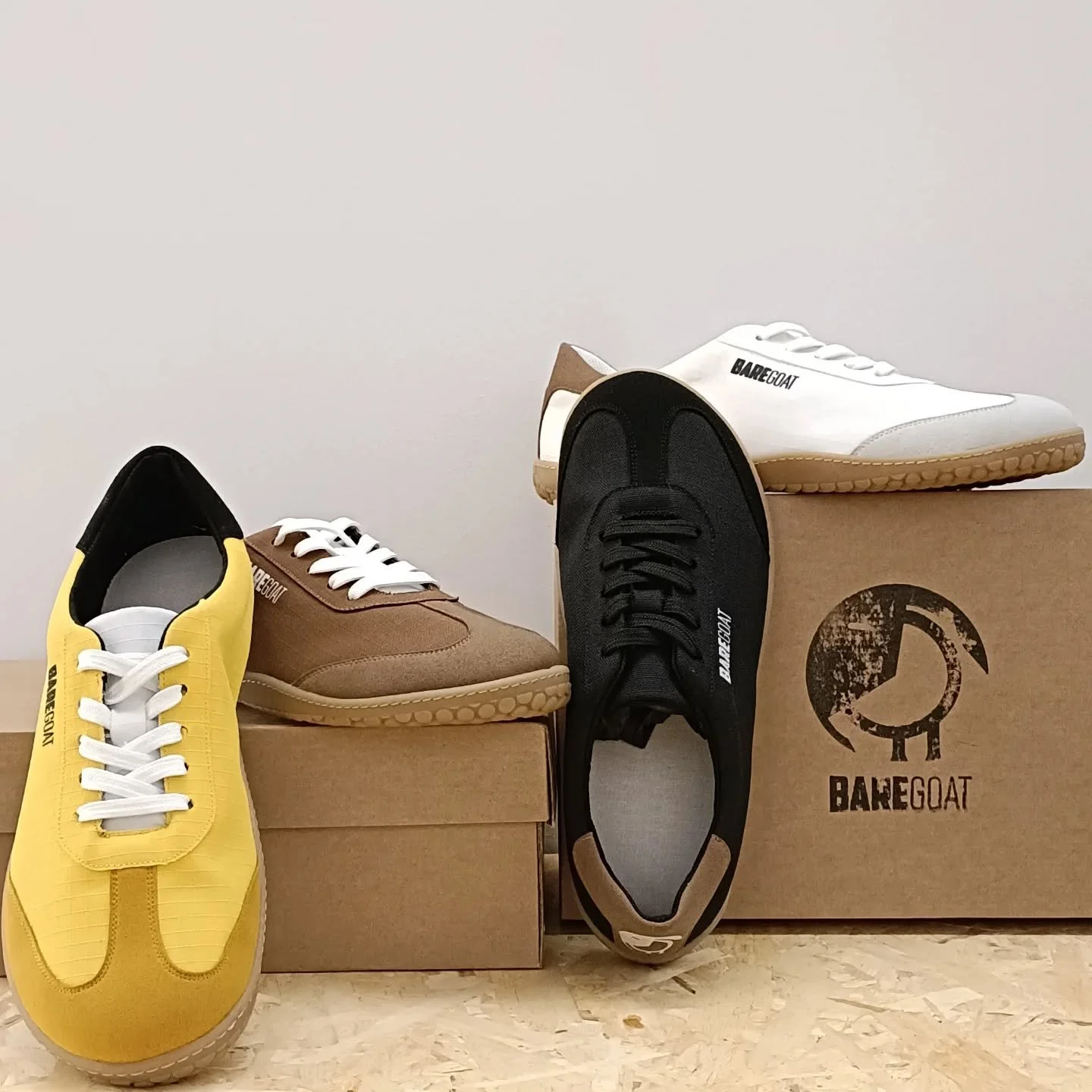 No venimos a parecer. Venimos a entender.
BareGoat nace de la experiencia clínica, de escuchar pies reales y de fabricar cerca, en España.
No seguimos moldes. Diseñamos desde el cuerpo, desde el movimiento, desde lo que importa