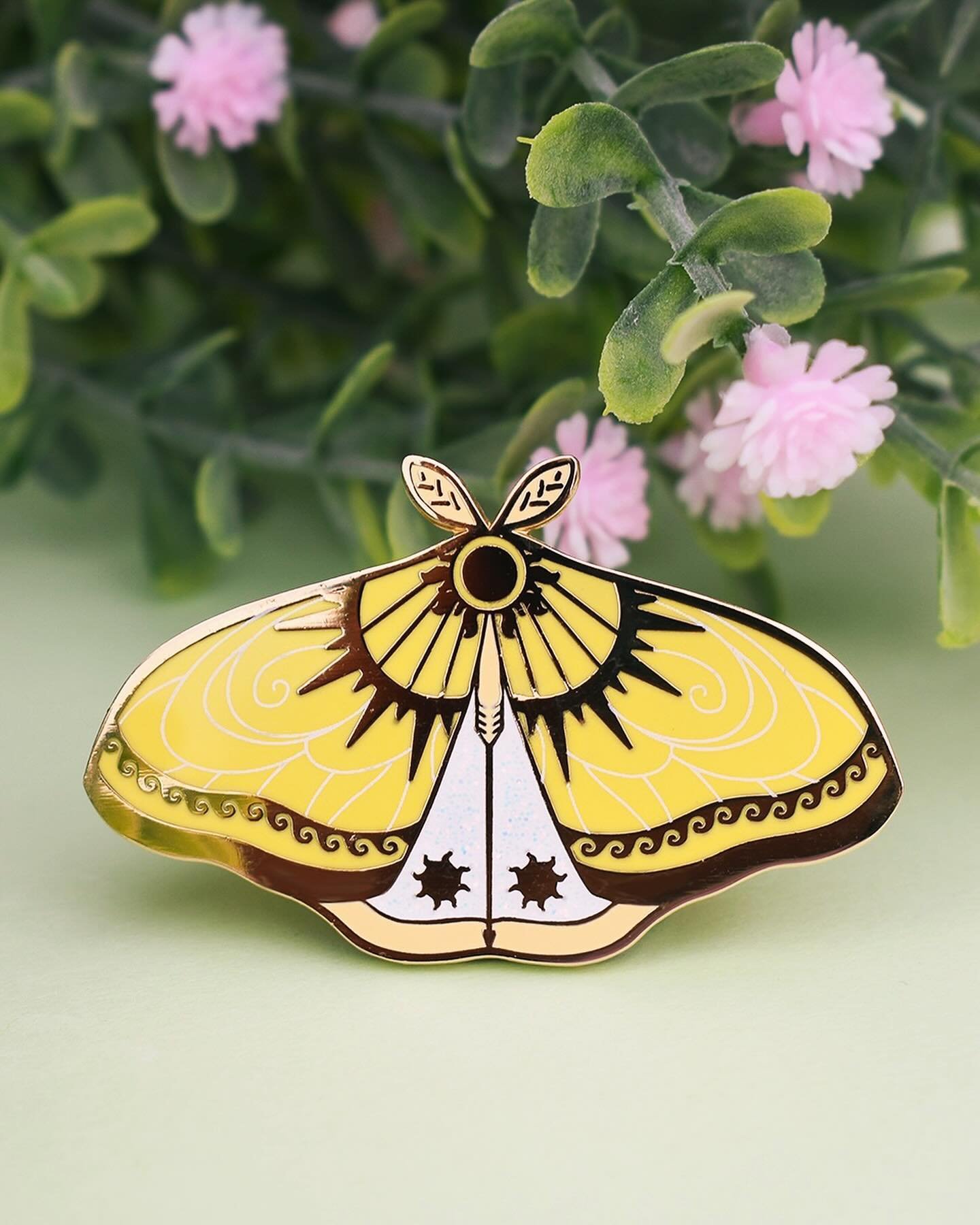 ☀️The Apollo Moth☀️

Anytime I do anything with Apollo I&rsquo;m pleasantly surprised by how popular he is 💕💕

With this one, I wish the screenprinted lines had come out thicker. But some people might prefer how delicate the wings are~!

#apollogod