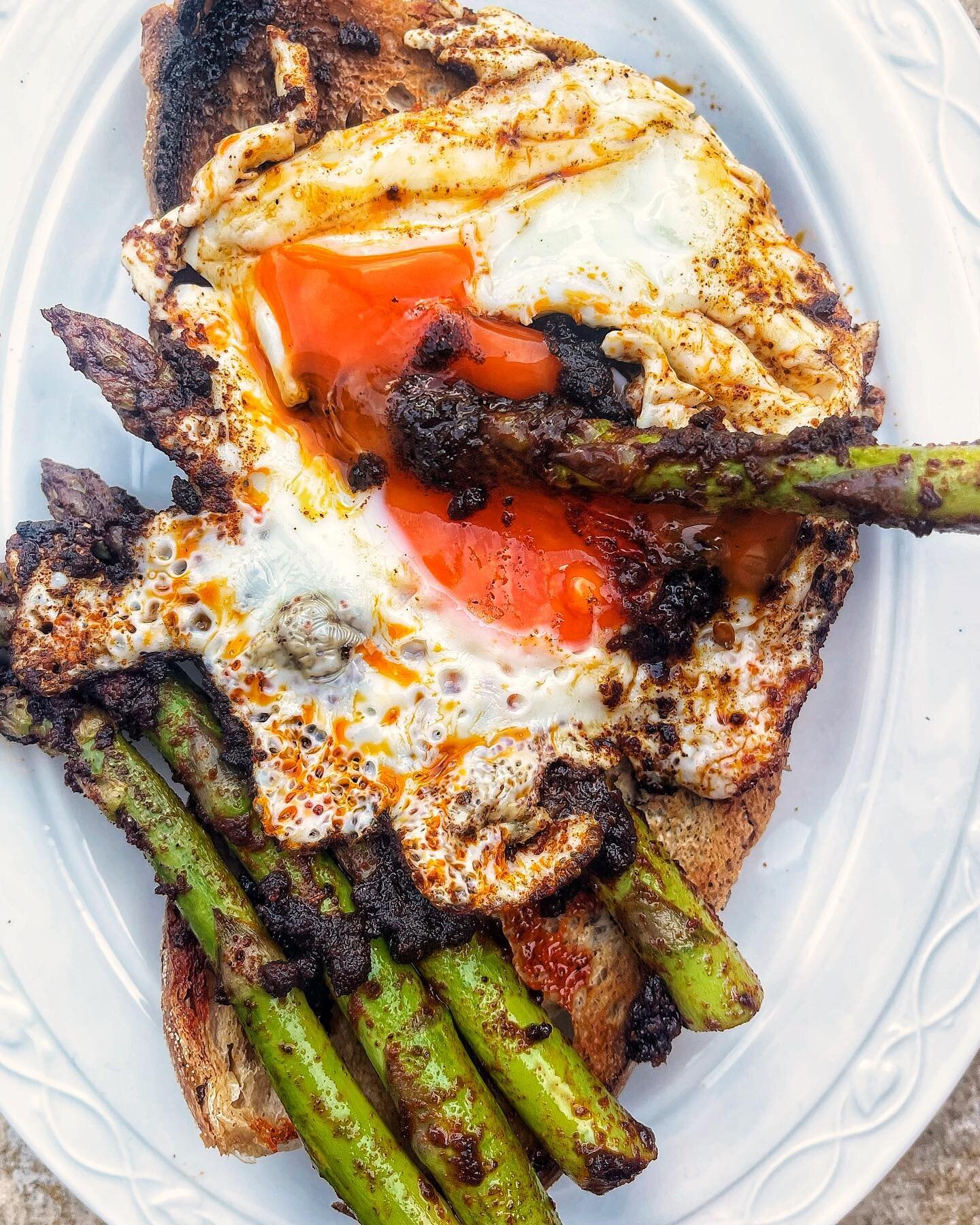 Fried egg, nduja and asparagus on sourdough 

I&rsquo;ve bought and eaten asparagus every week since it came into season, I really love it so much. It pairs perfectly with eggs and as I found out, also nduja. Everything can be fried in the same pan f