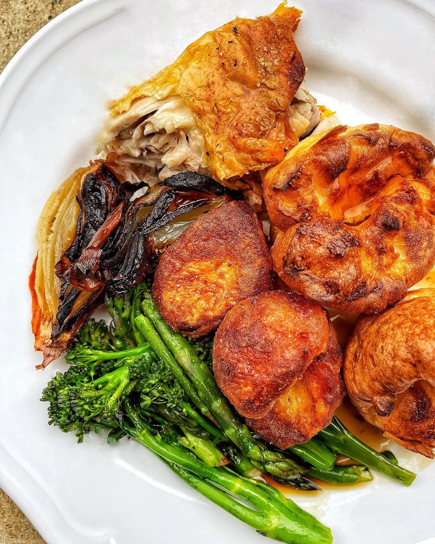 An impromptu roast dinner 

With the weather turning a bit yesterday I really fancied a roast. We haven&rsquo;t had one in months, as I try to make the most of the nicer weather and bbq more and cook some lighter dishes but yesterday it went down a r
