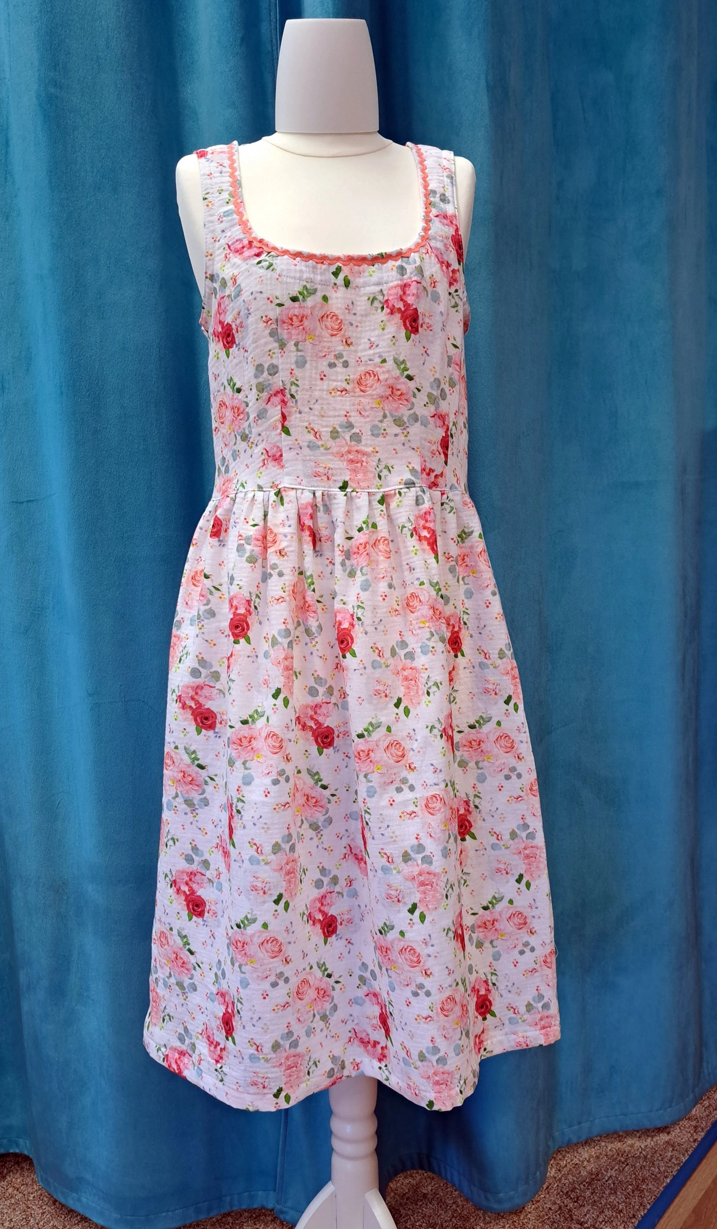 Rosenkleid im Dirndlstile