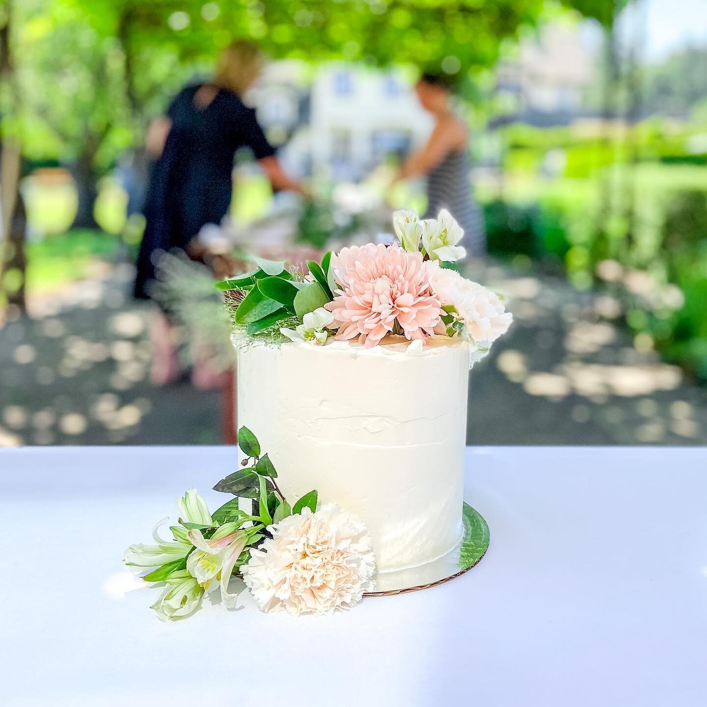 A sweet little cutting cake to pair with mini tarts for the guests 💙

Venue: @beaconhillwines 
Coordinator: @gatherevents 
Catering: @pearlcateringpdx