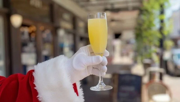 Holiday magic on Magazine Street ✨ 

Join us after hours for bubbly, bites, shopping AND the First Saturday Art Walk on America's most festive shopping street.  Participating merchants will offer sparkling wine, offering treats, and sharing holiday j