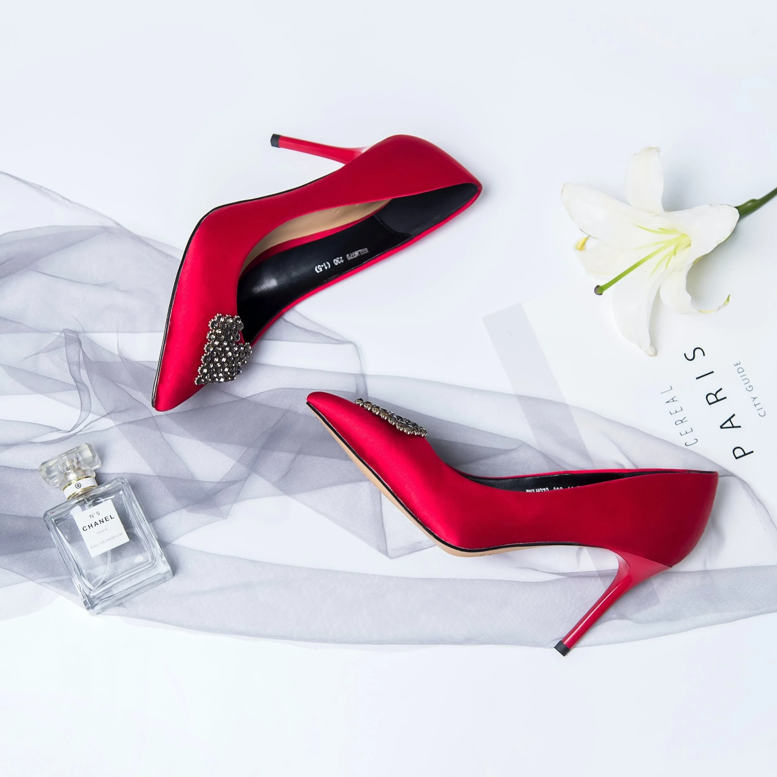Maximizing Your Wardrobe: The Art of Renting and Lending High-Fashion