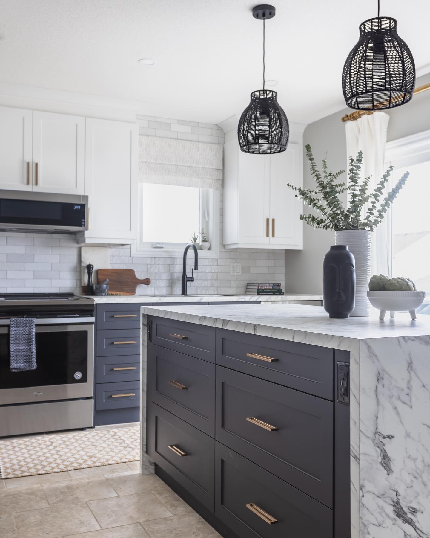 Transformation Tuesday! Let&rsquo;s talk about how I turned my small, dark builder basic kitchen into a bright and spacious room fit for entertaining.🙌🏼
⠀⠀⠀⠀⠀⠀⠀⠀⠀ 
➡️ Cabinetry to the ceiling made a huge difference - it felt like I raised the roof 