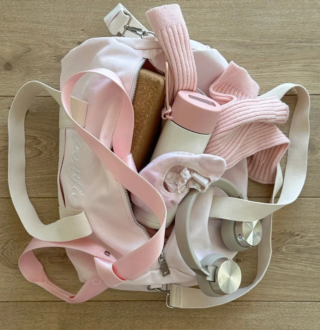 After a bag that does it all? We don't just produce clothes.

This fabulous bag designed by @olafflee for @pomfie_official and produced by Fashion Threads🧵

From going to the gym to travelling abroad, take the everything bag everywhere. The size is 