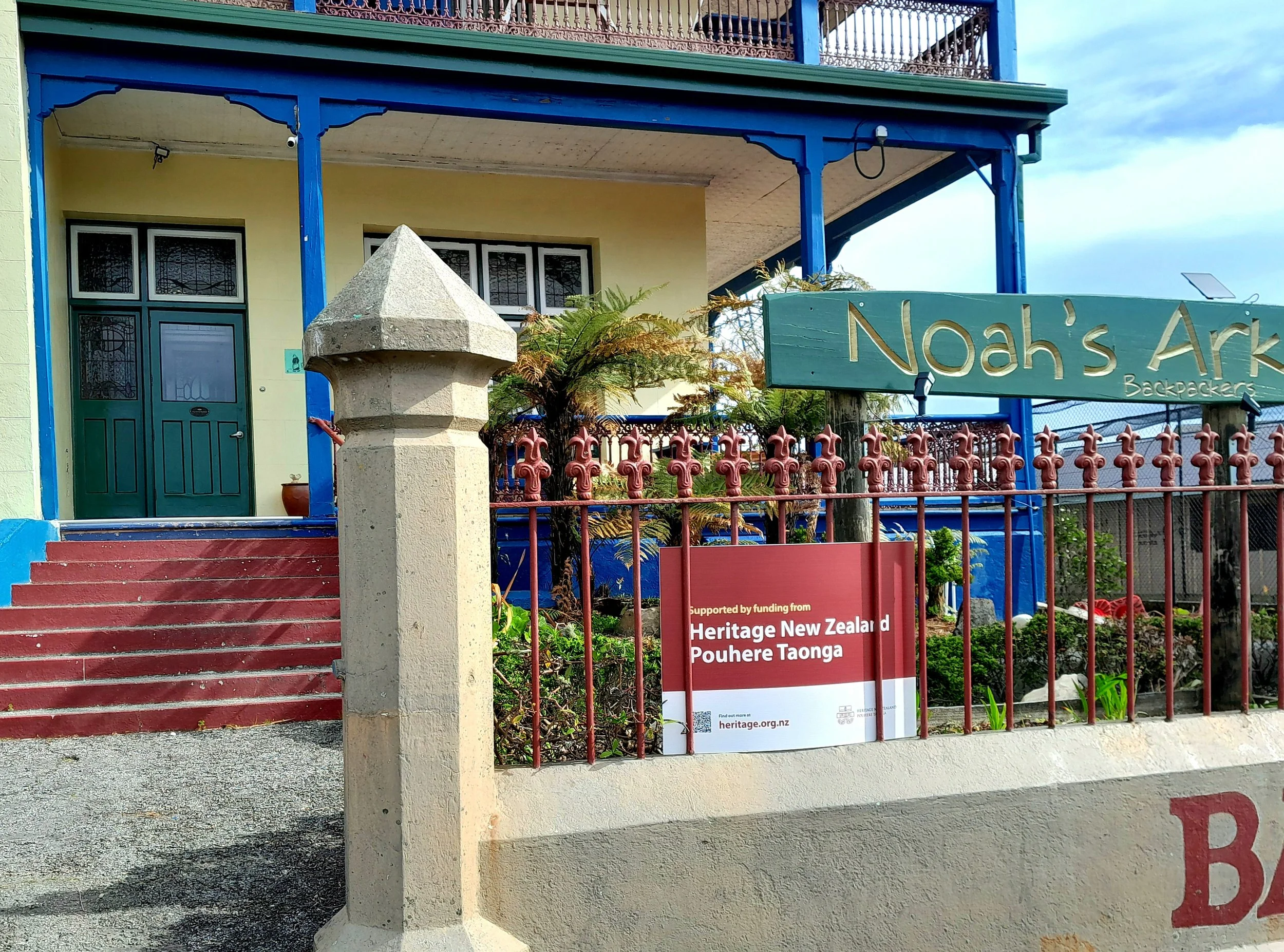 Noah's Ark Flashpacker - Street gate