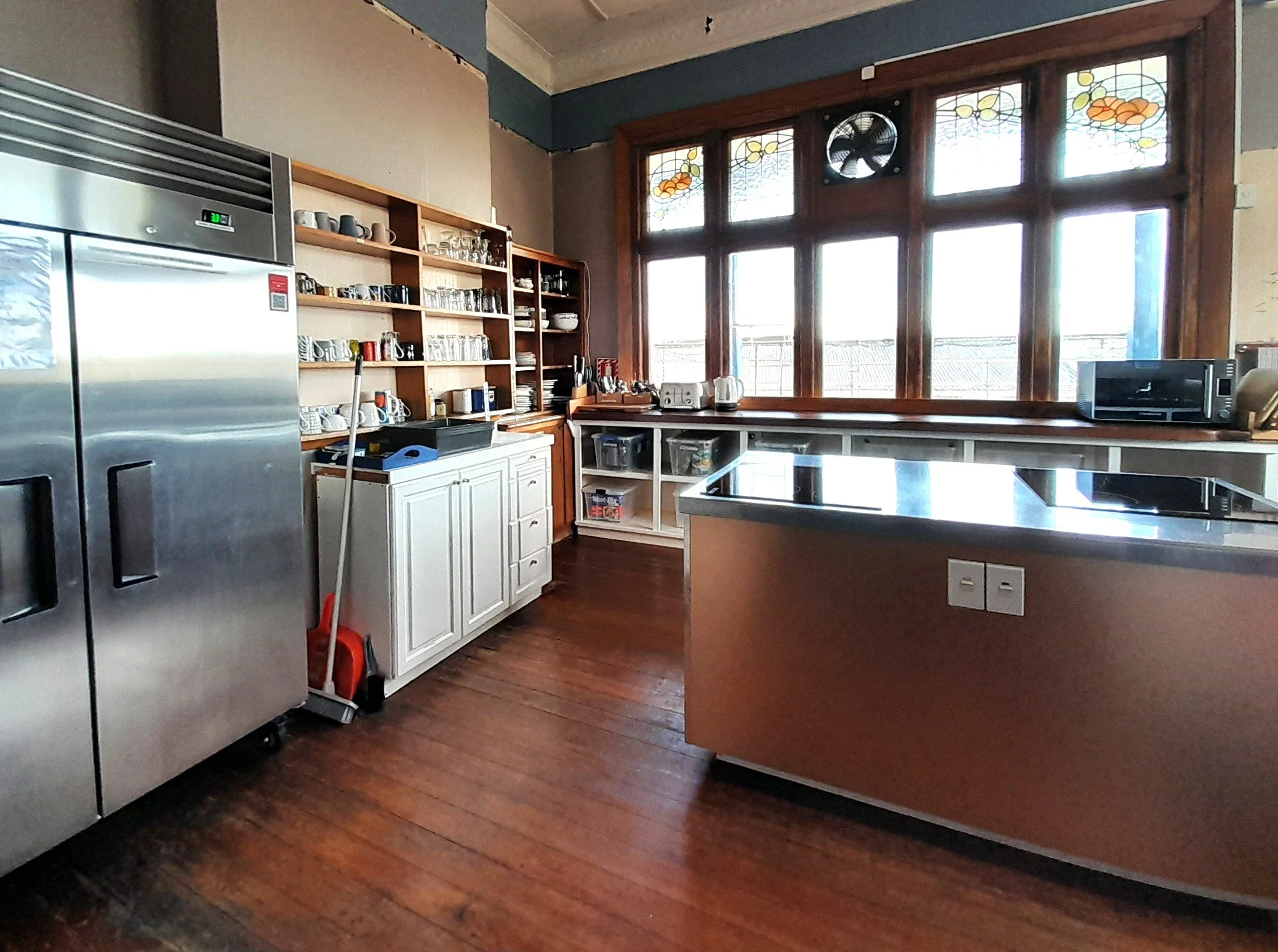 Modern kitchen at Noah’s Ark flashpacker accommodation in Greymouth, West Coast NZ, featuring top-quality appliances, fully equipped for guests.