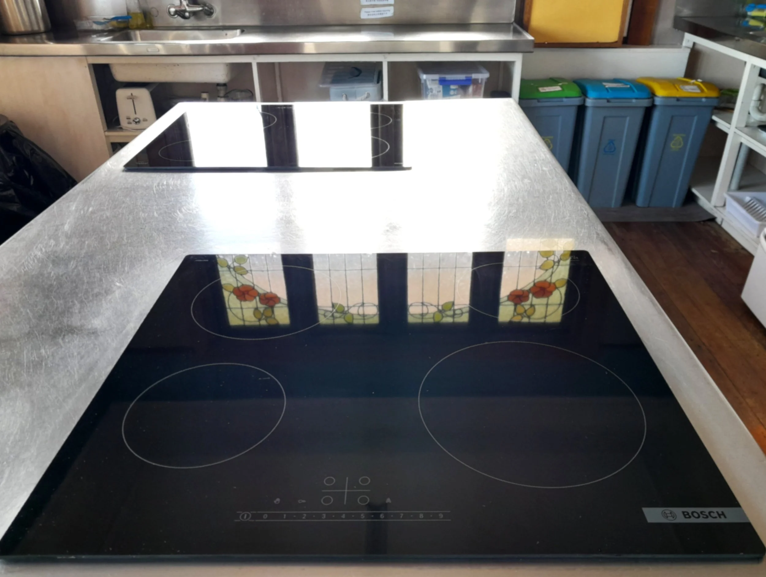 Modern kitchen at Noah’s Ark flashpacker accommodation in Greymouth, West Coast NZ, featuring top-quality appliances, fully equipped for guests.