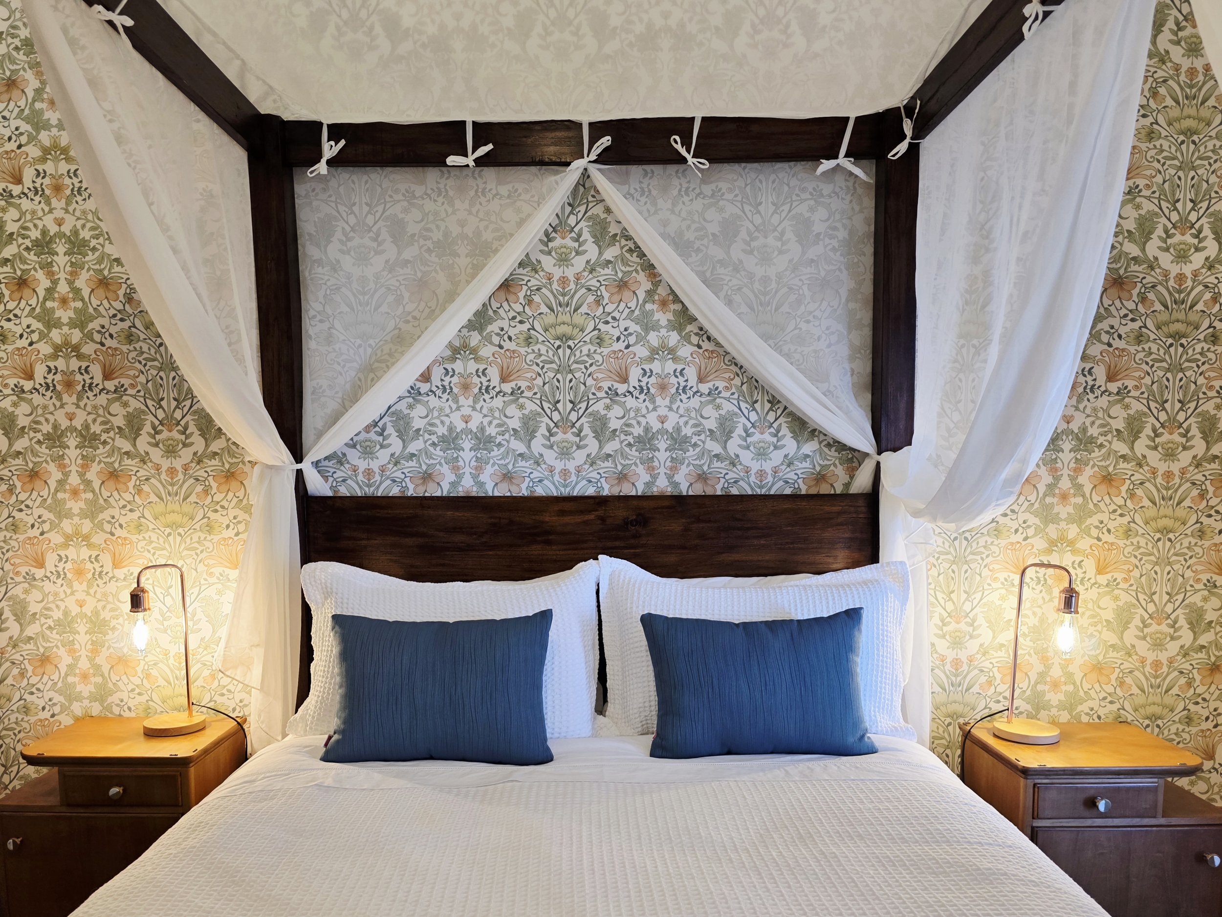 Four posted queen size bed