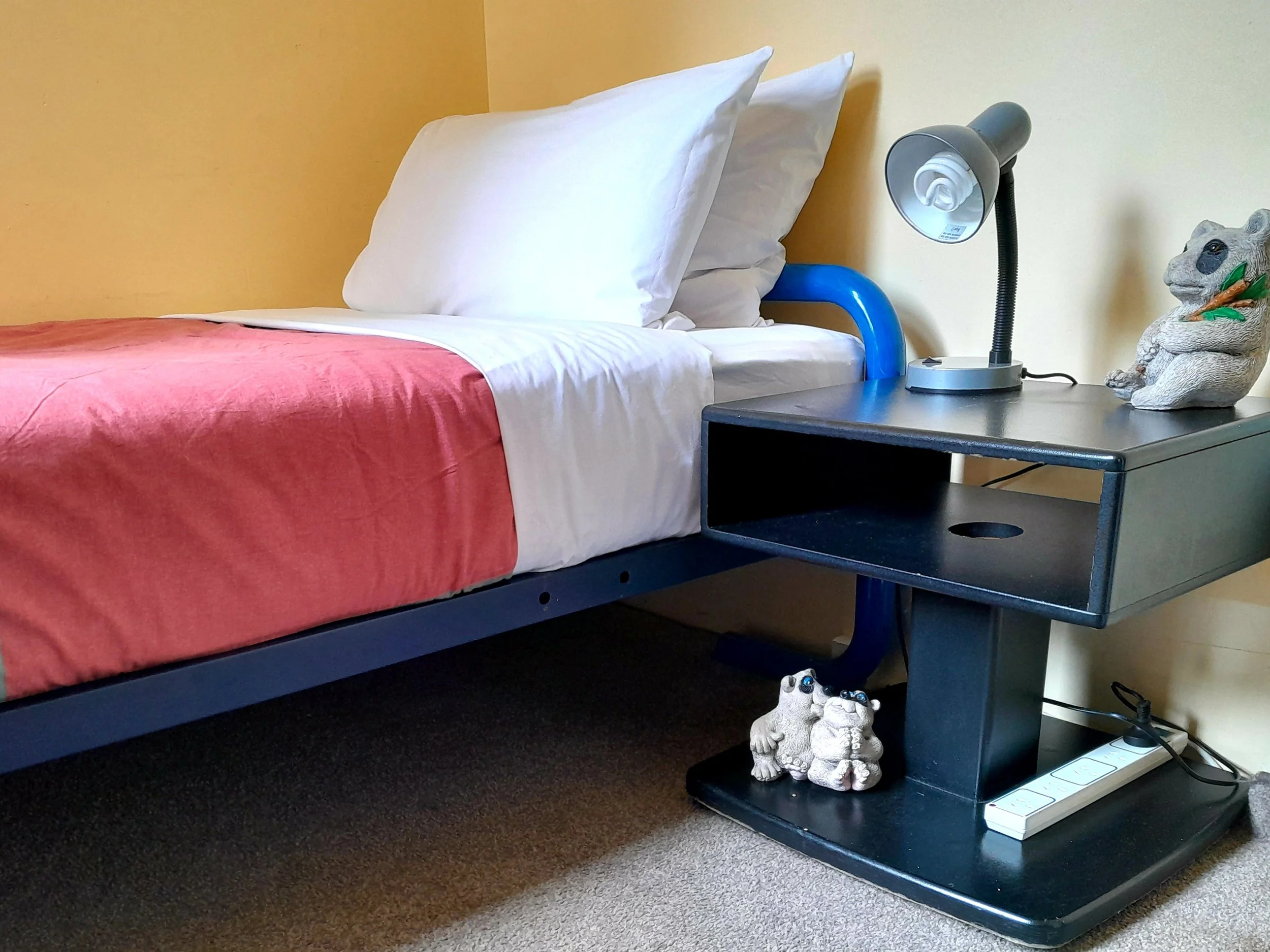 Small Single Room - details of the bed