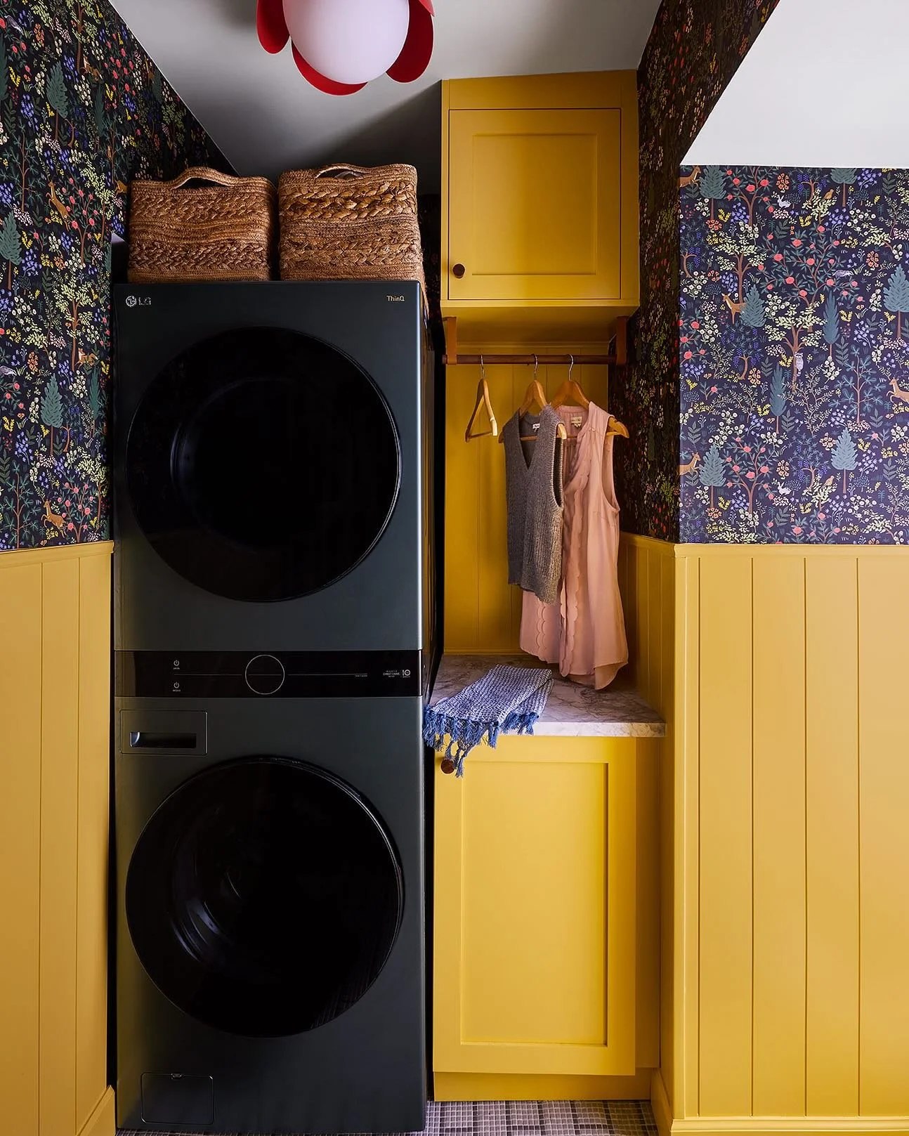 springing forward with the smallest but hardest working room in the house. 🦌🦉🐇🦝🌱🌾🌷

📸 @dustinforest 

#laundryroomdesign #chicagodesigner #chicagohome #sodomino #ruedaily #housebeautiful #mywestelm #riflepaperco