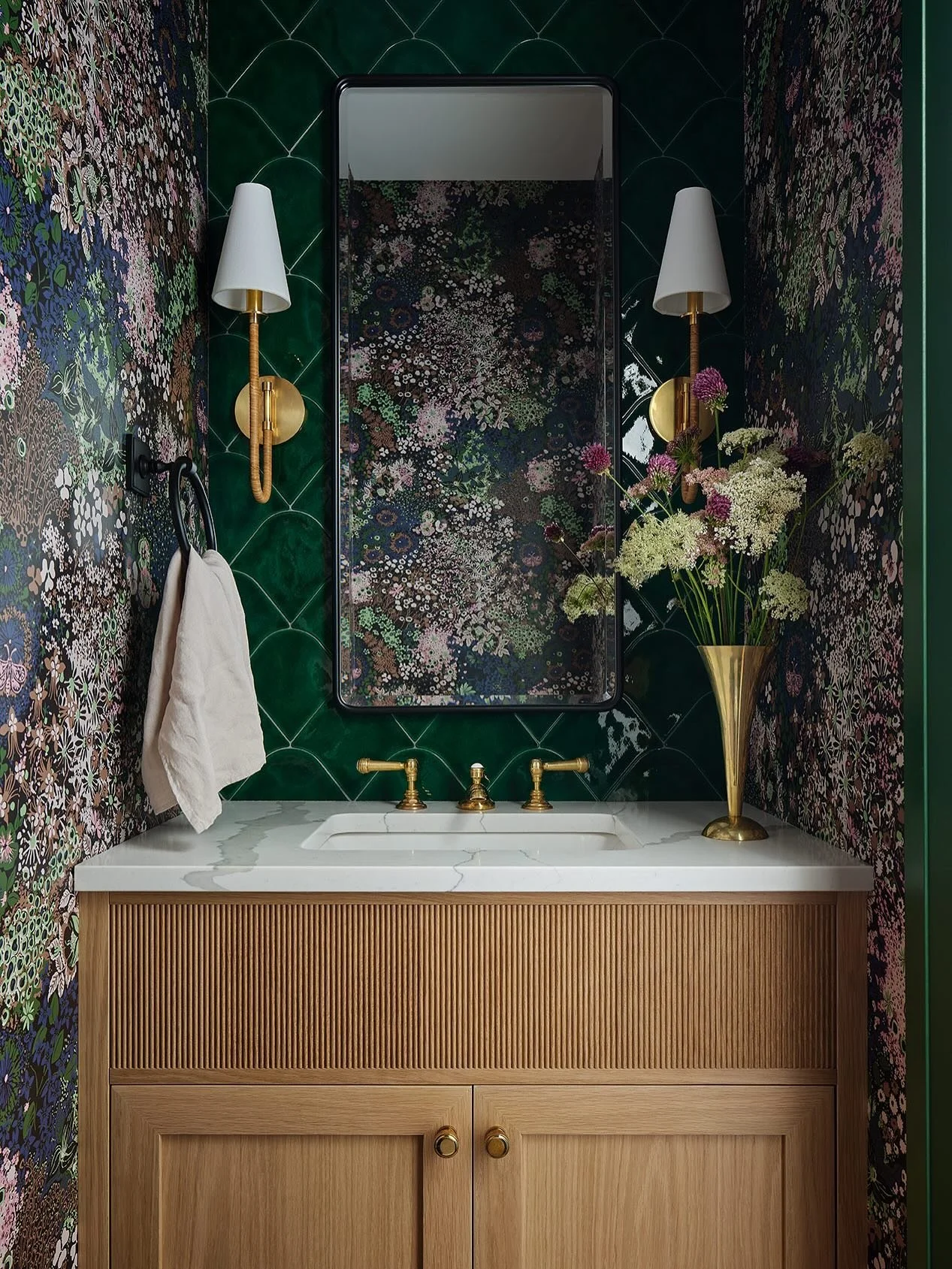 everything is terrible and democracy is dead so let&rsquo;s just lock ourselves in this powder room shall we? 

A 2025 highlight - the #monroeproject. ➡️ before. 

🔨 @josh_the_builder 
📸 @dustinforest 
✨ @stylewithbrit 

#chicagodesign #kitchendesi