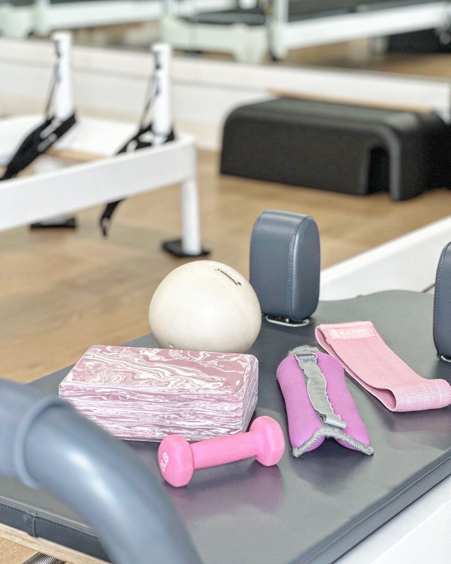 Valentine&lsquo;s vibes were on point at Three Breaths Studio🌹 We added a pop of pink to our workout with pink dumbbells, bands, and blocks, infusing every move with 💖 And who said the Valentine's spirit has to end? We're going to keep spreading th