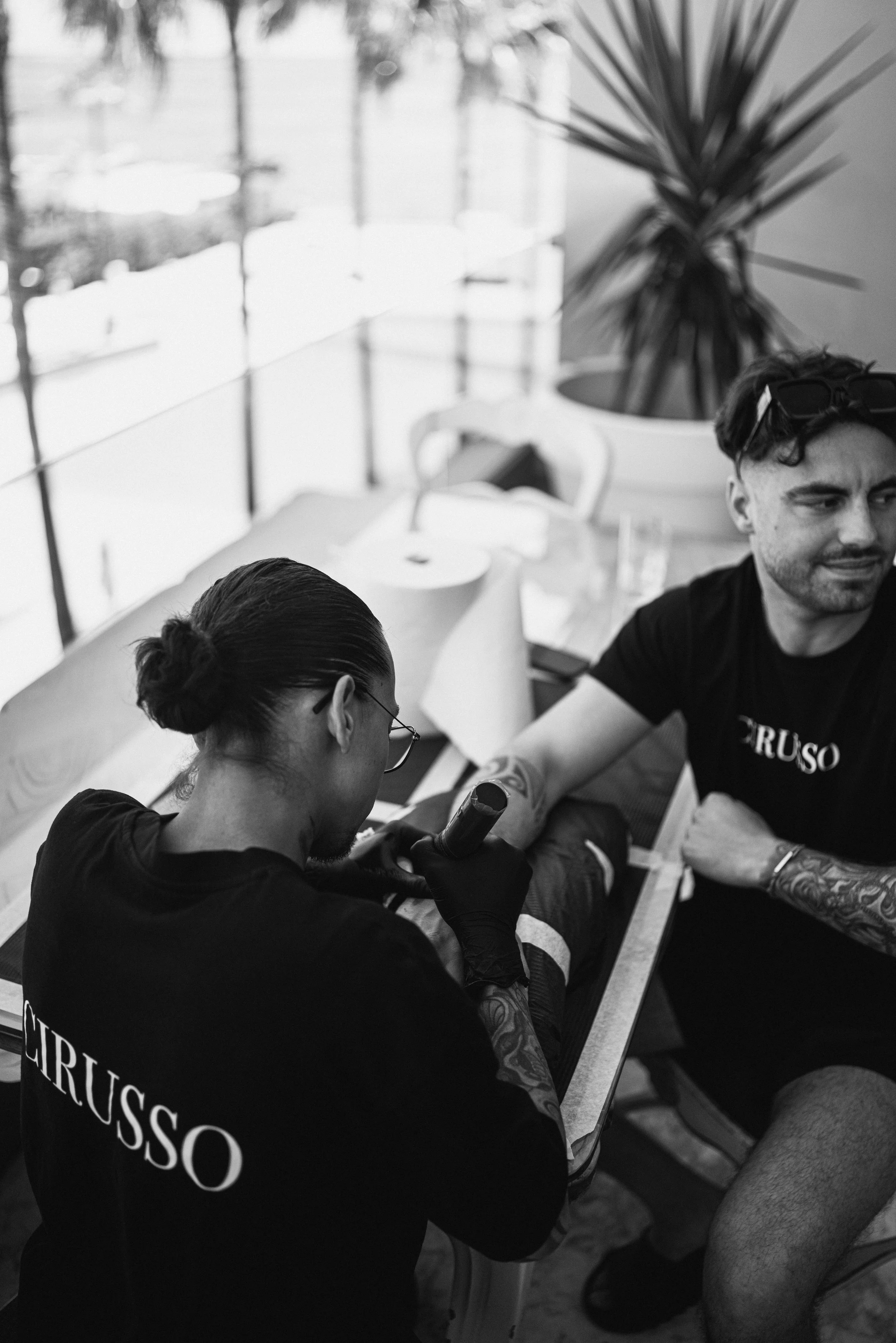 Foto van een tattoo artiest. Bedrijfsfotografie in zwart wit voor social media campagne, door een professionele fotograaf uit Eindhoven. 