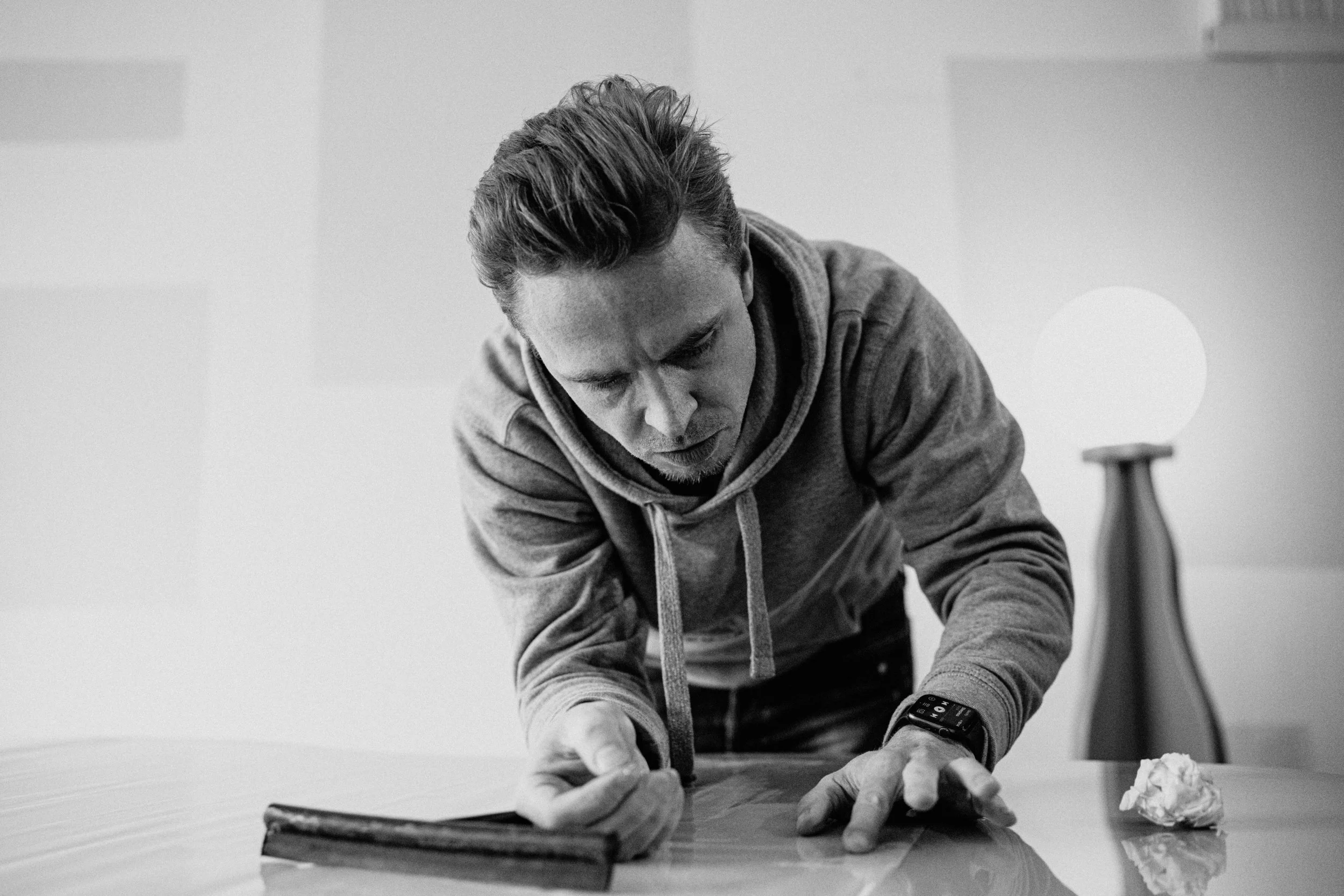 Winkelier gefotografeerd in zwart-wit in zijn winkel in Eindhoven. Bedrijfsfotografie door een professionele fotograaf. 