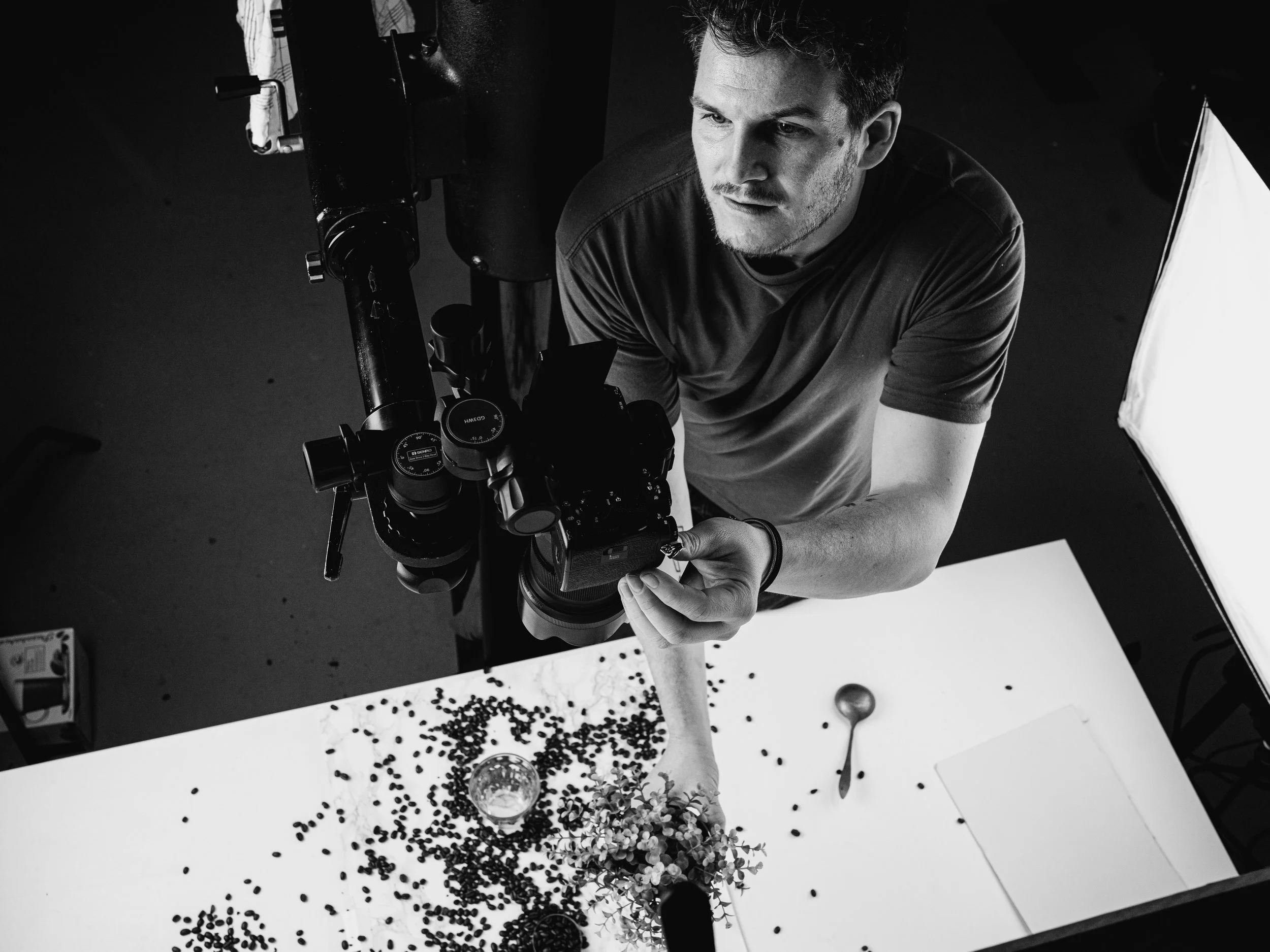 Een behind the scenes foto van een professionele fotograaf in zijn studio in Eindhoven die voor een bedrijf fotografeert 